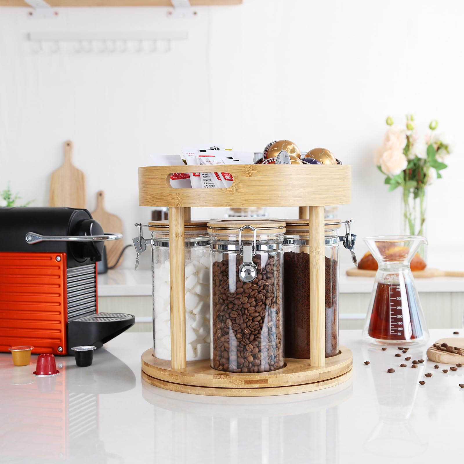 KKC HOME ACCENTS Kaffee-/Tee-Bar-Zubehör-Organizer für Arbeitsplatte, luftdichte Glas-Kaffeedosen mit drehbarem Bambusgestell für Kaffeebohnen, gemahlenen Kaffee, Tee, Kaffeekapseln