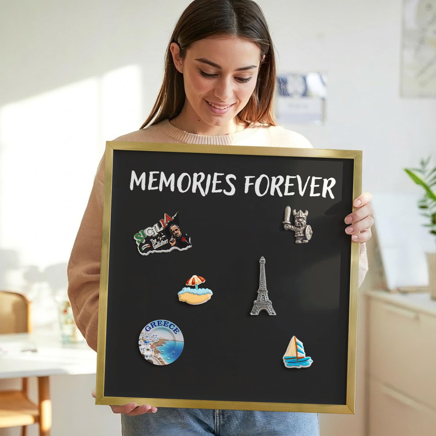 Pizarra Magnética de Pared 70x100 cm | con Marco Dorado | Memories Forever | Montaje Fácil | Tablero Imantado | Para Imanes Turísticos, Recuerdos de Viaje y Fotos | Decoración para Salón o Pasillo