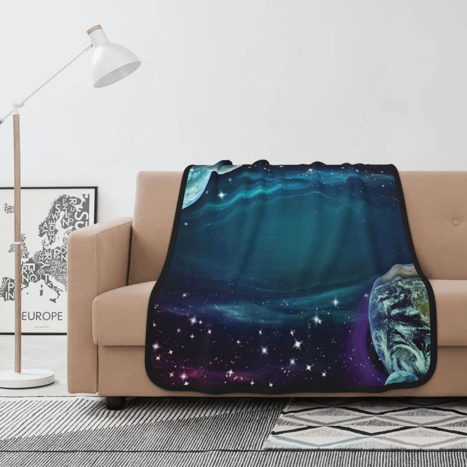 Plaid espace en flanelle chaude pour des soirées cocooning sur le canapé