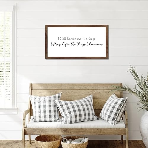 Vista 349 de Letrero enmarcado de madera con frases inspiradoras con versículo bíblico, con texto en inglés "I Still Remember the Days I Prayed for the Things I