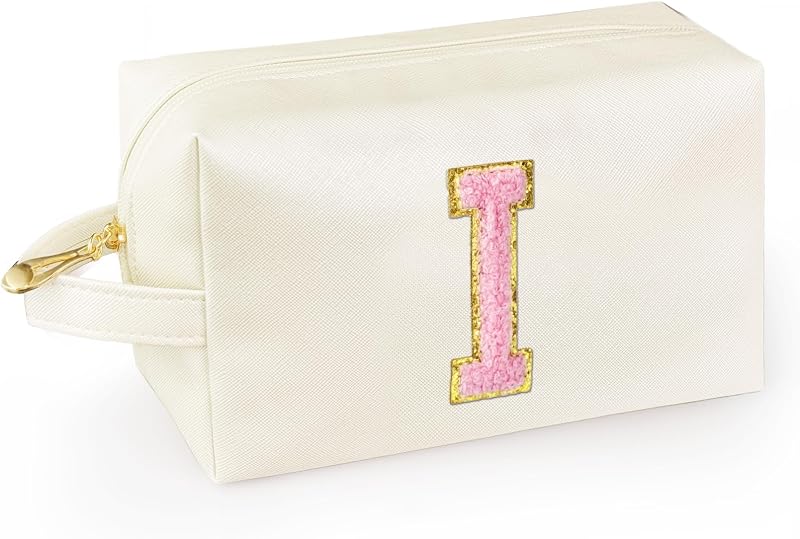 Necessaire de maquiagem WEMVP branca com alça, patch de inicial I e bolso interno com zíper