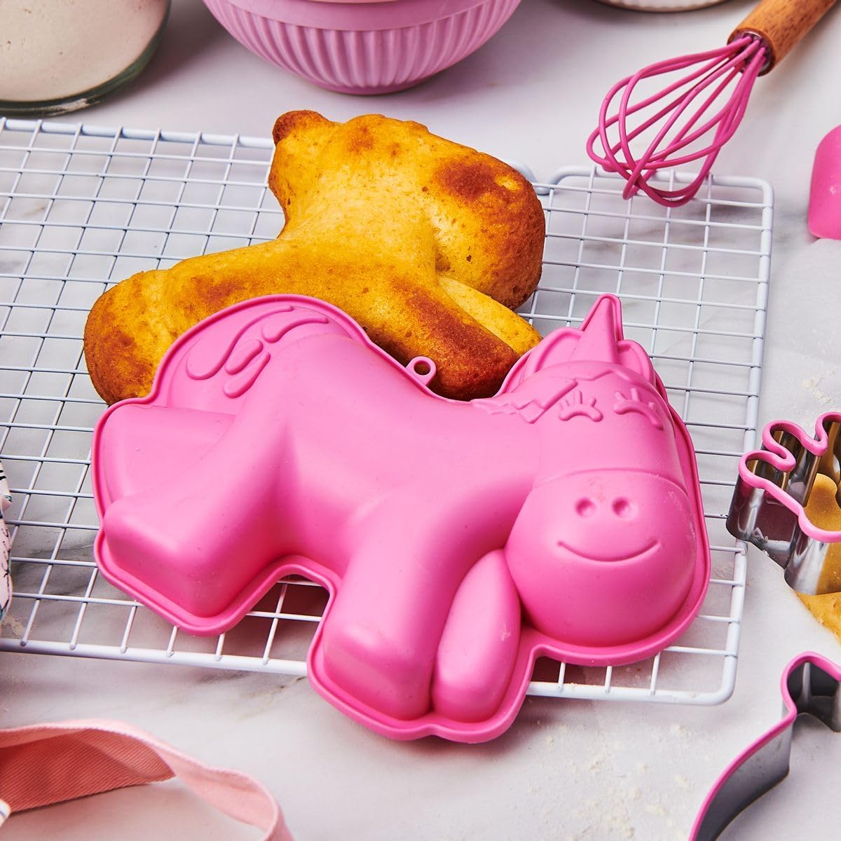 Wilton Baking Kit Unicorn Baking Set 3 Pieces: Silicone Cake Mould 3D Unicorns with Whisk and Dough Scraper, Children's Baking Mould for Cake Baking, Reusable - Set/3