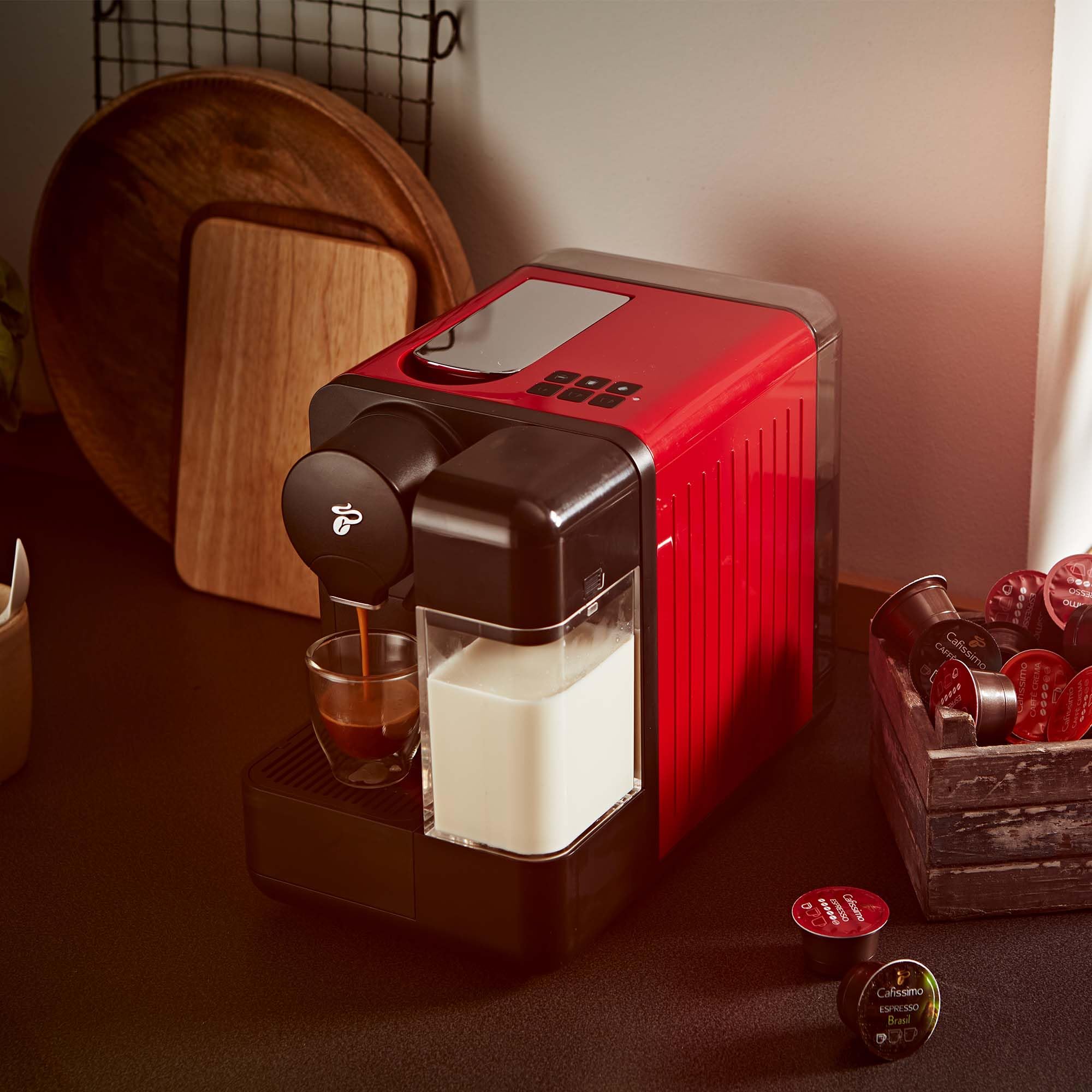 Tchibo Cafissimo Kaffeemaschine Kapselmaschine mit Milchaufschäumer, 30 Kapseln, Rot