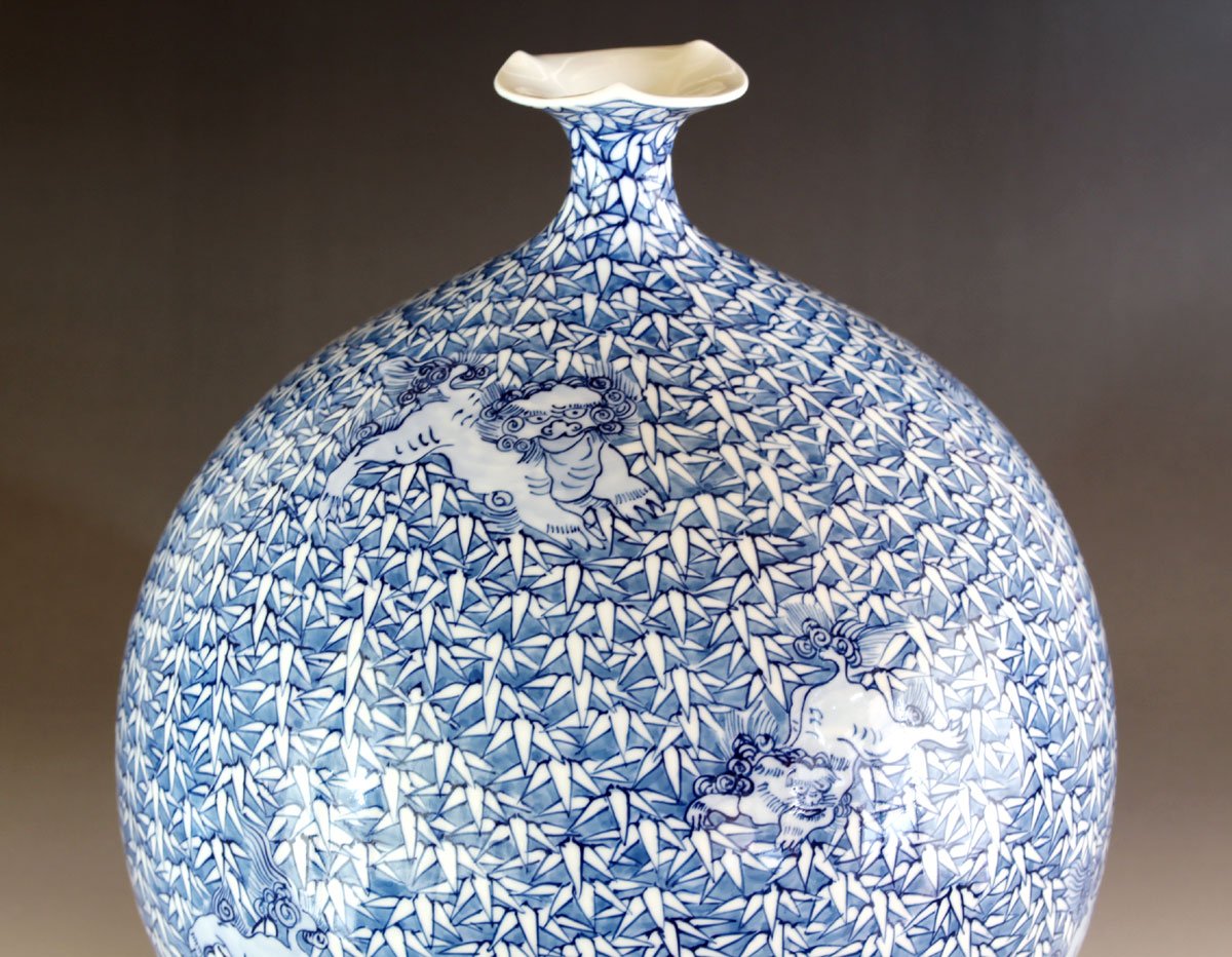 Amazon.co.jp: 伝統工芸品｜染付笹獅子絵飾り花瓶・桐箱入り｜有田焼