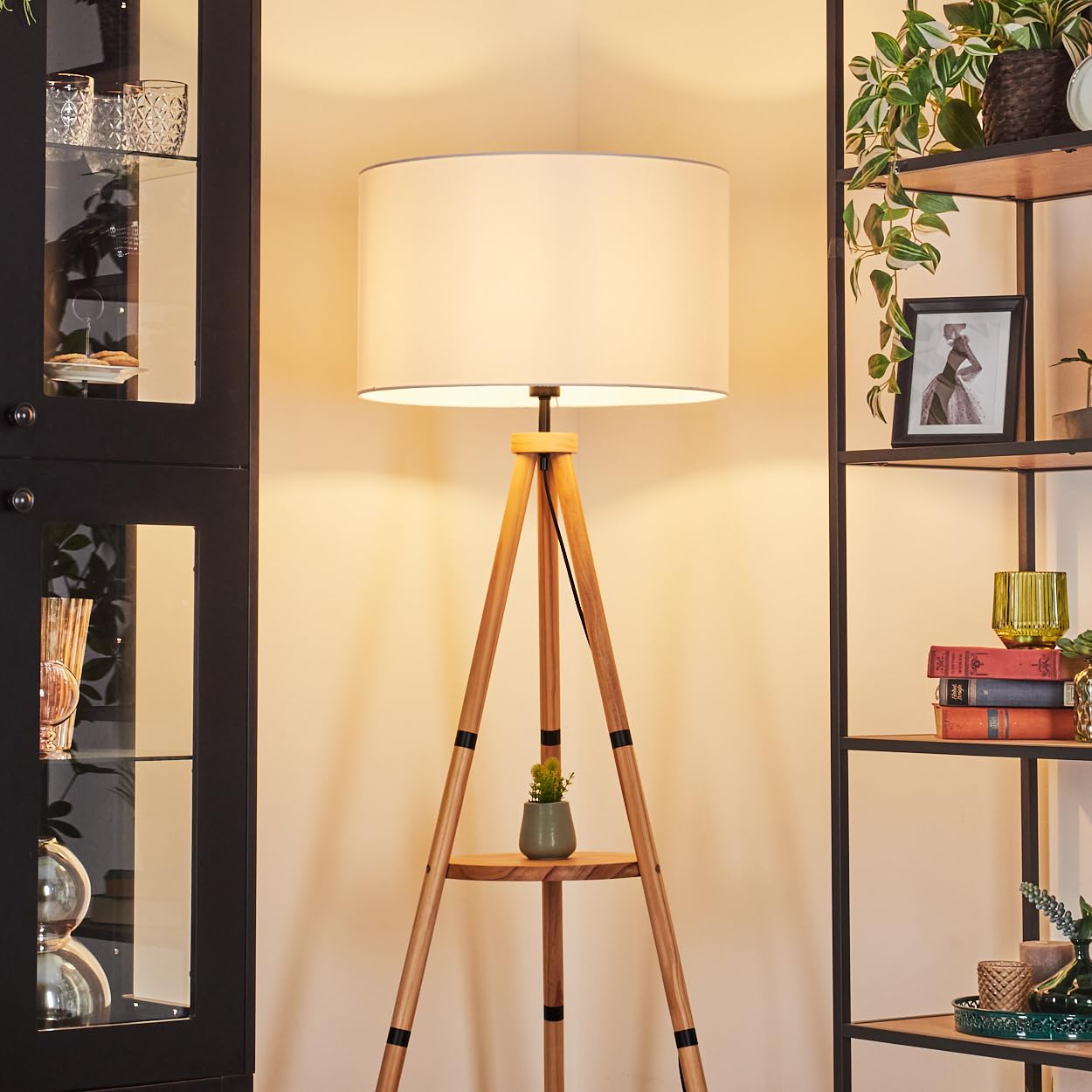 HOFSTEIN Flemming lampa stojąca z drewna/metalu w nowoczesnym stylu boho, abażur z materiału, Ø 50 cm, 153 cm, E27, z włącznikiem nożnym i półką – salon, sypialnia, jadalnia, korytarz
