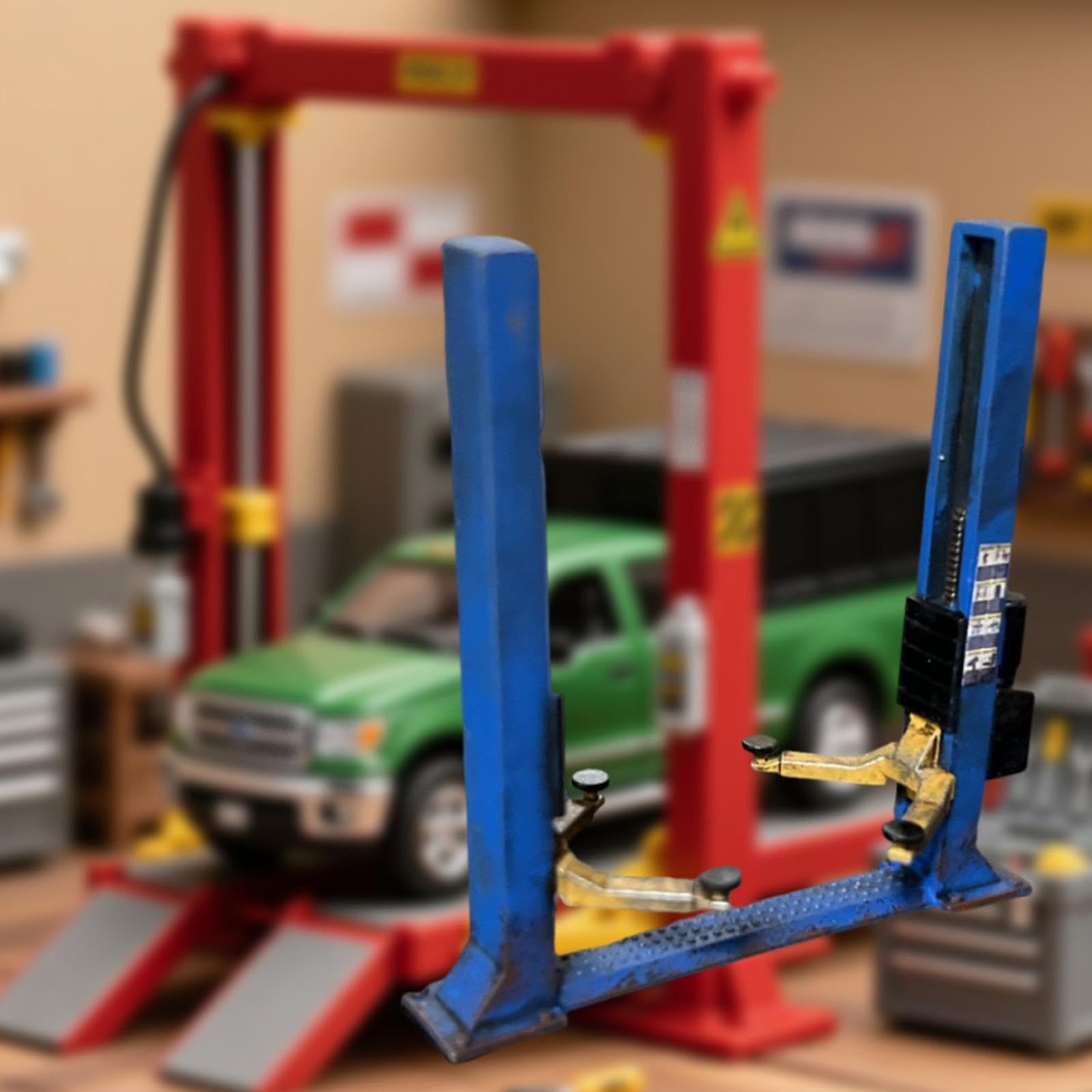 Automobile Lift Model Mini Ascensore per Auto Attrezzatura Officina Riparazione Decorazione Scenica Realizzato in PP Adatto per Appassionati di Dioram, Aspetto Rustico Blu