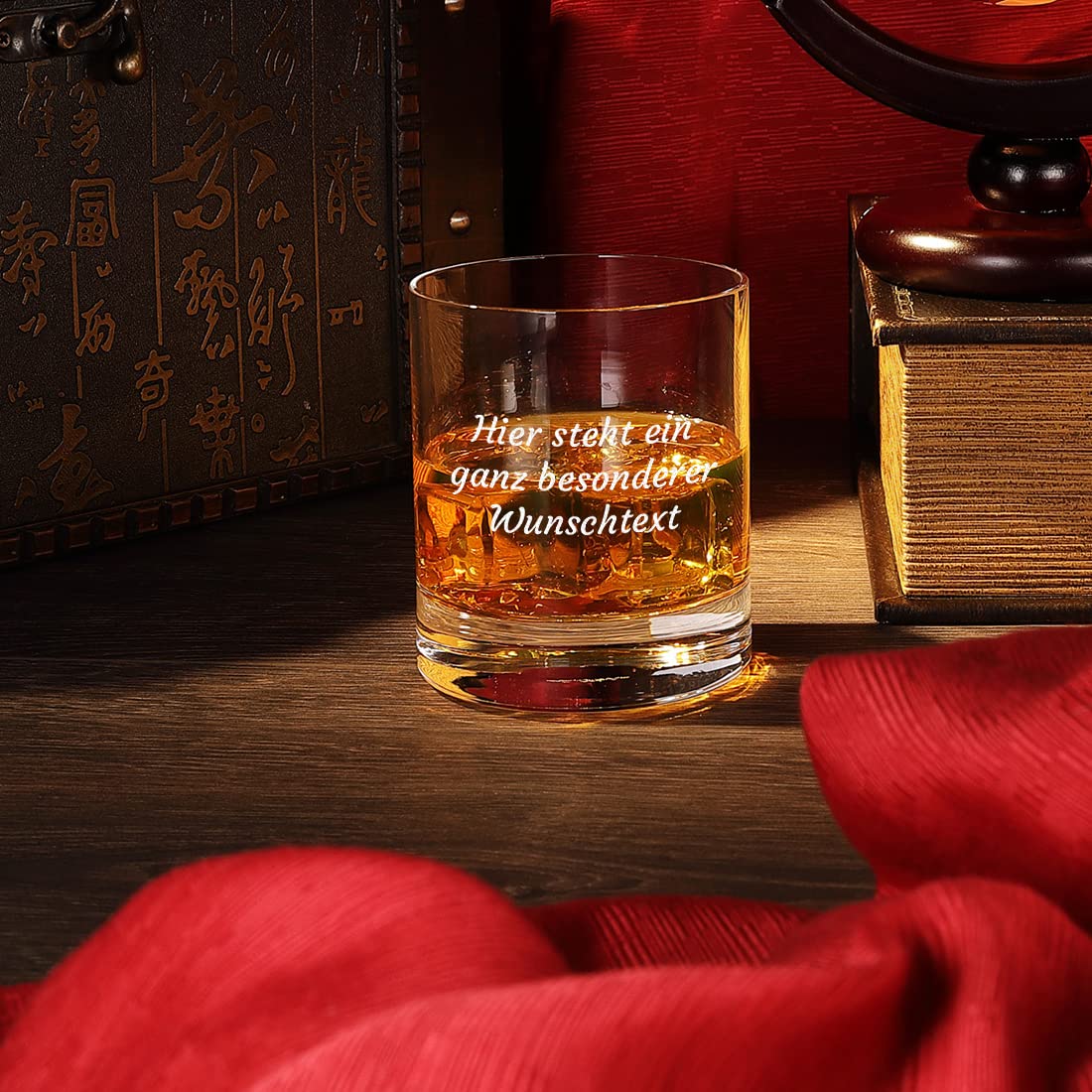 Globus Skull Carafe avec gravure 850 ml Motif blason Verre à whisky personnalisé 320 ml Fabriqué en Allemagne Avec support en bois Idée cadeau pour Noël Décoration de bar, boisson