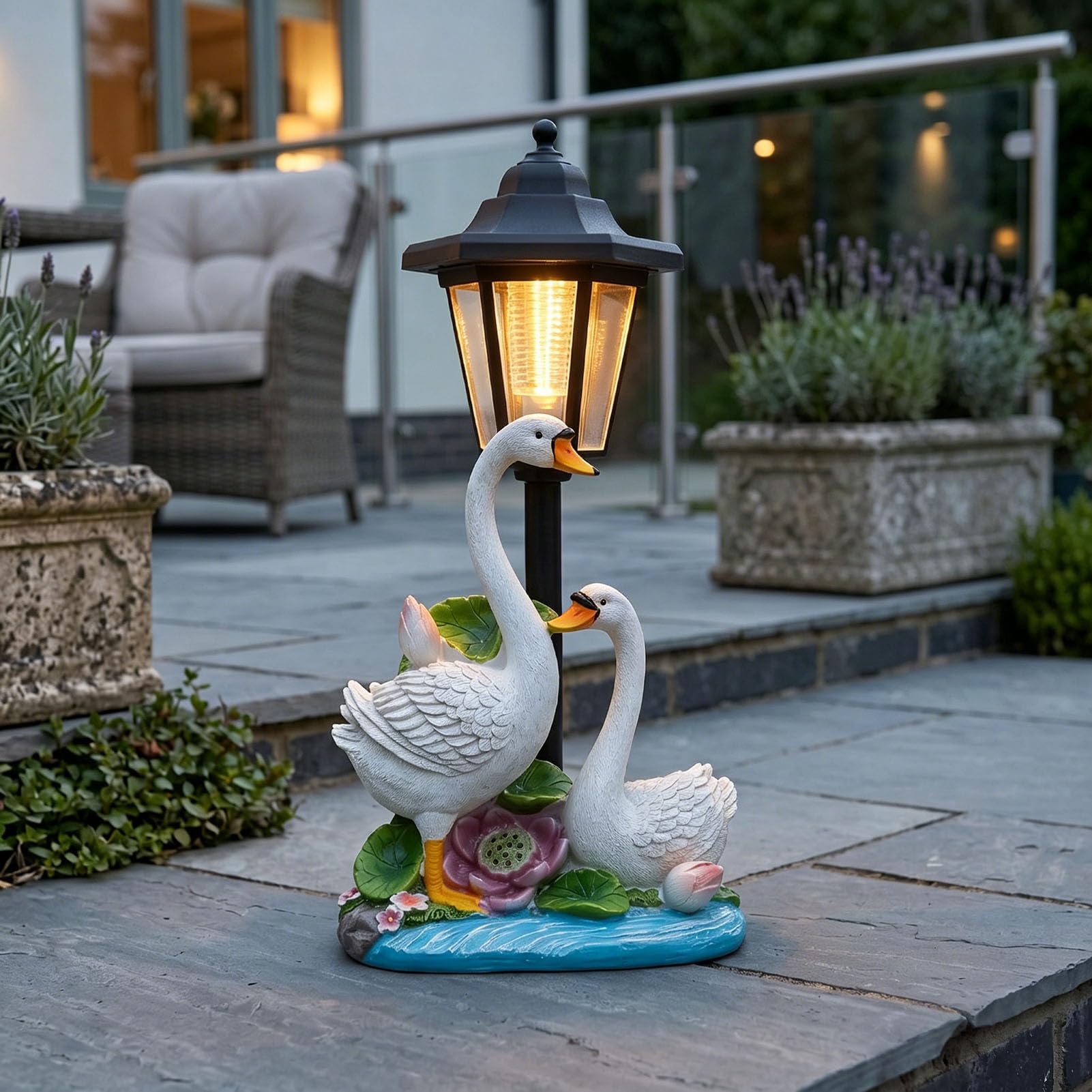 Statua a forma di cigno a luce solare, decorazione da giardino, lanterna da giardino, ornamento dipinto a mano, statua da giardino solare per portico esterno prato patio
