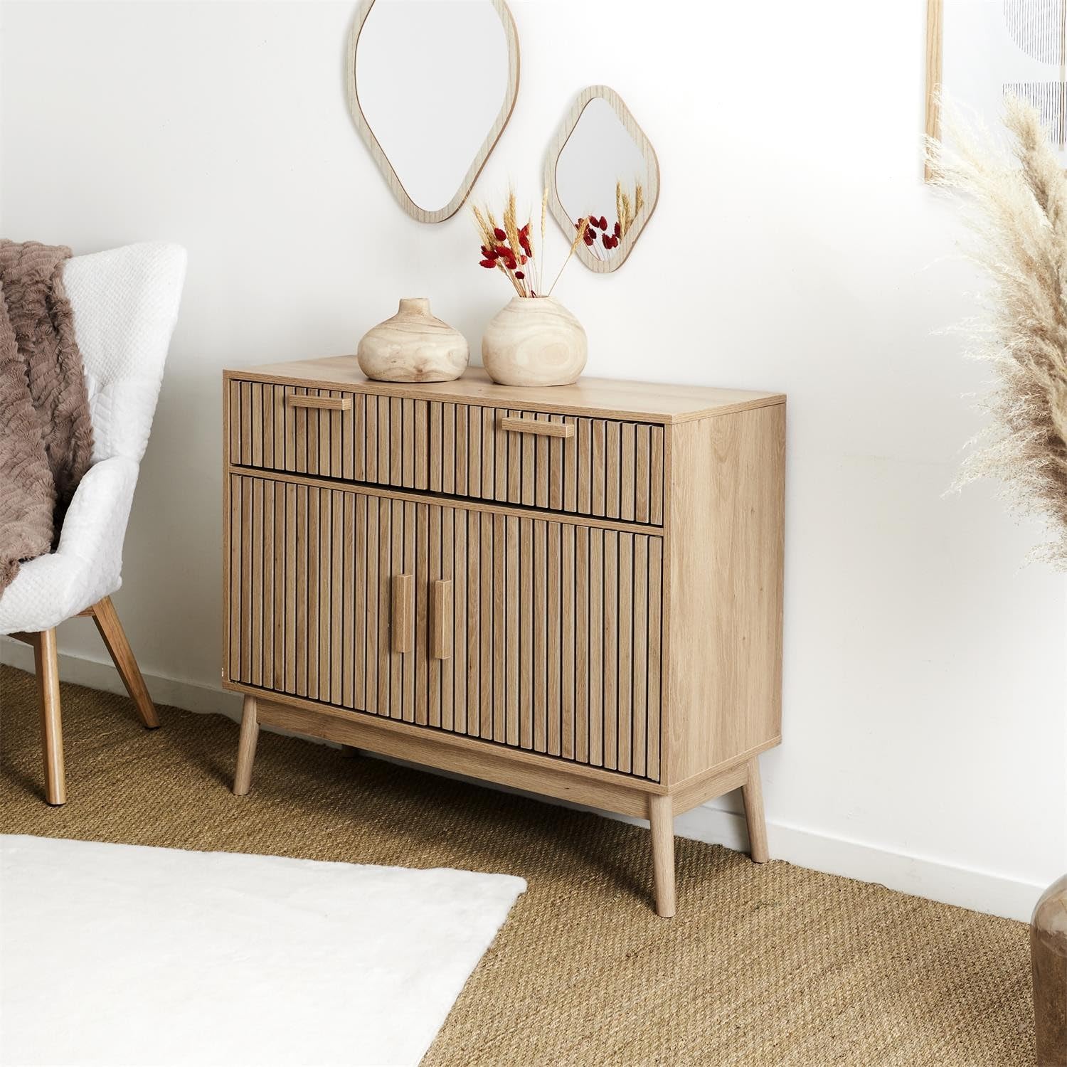 Commode Linea couleur chêne – Buffet avec 2 tiroirs et 2 portes, façades modernes avec fraisage vertical, meuble pour salon, salle à manger, couloir