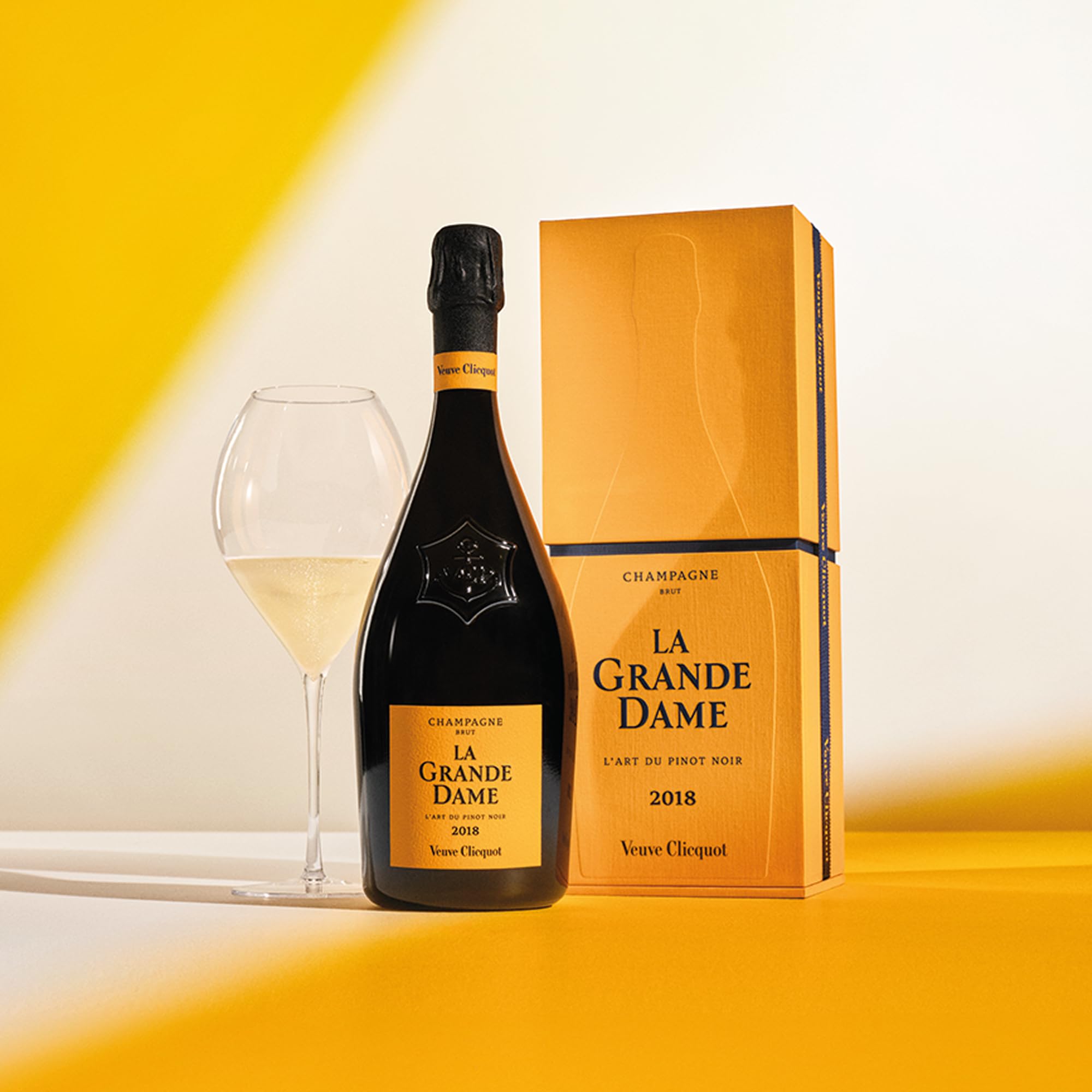 Veuve Clicquot La Grande Dame 2018 Champagner, 75cl, in Geschenkbox | Luxus-Jahrgangschampagner aus der Champagne | Kraftvoll, elegant & komplex | Hoher Pinot-Noir-Anteil | Für besondere Anlässe