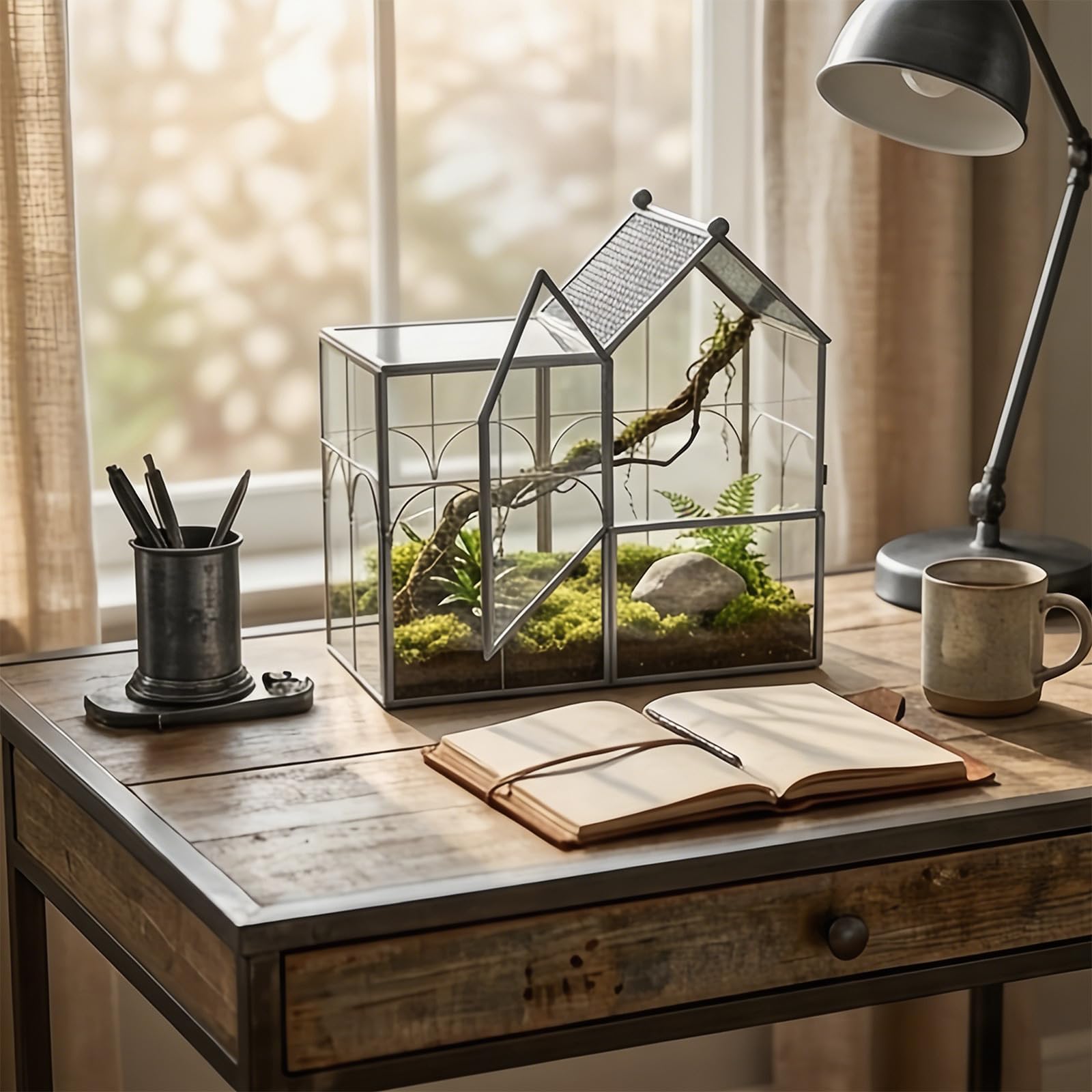 Dekoratives Terrarienhaus für die Wohnraumdekoration, Klarglas Vitrine mit Hausform, zu öffnender Blende und kompakter Glas Terrarium Vitrine mit kleinem Platzbedarf und schwarzem Rahmen mit zu Blende