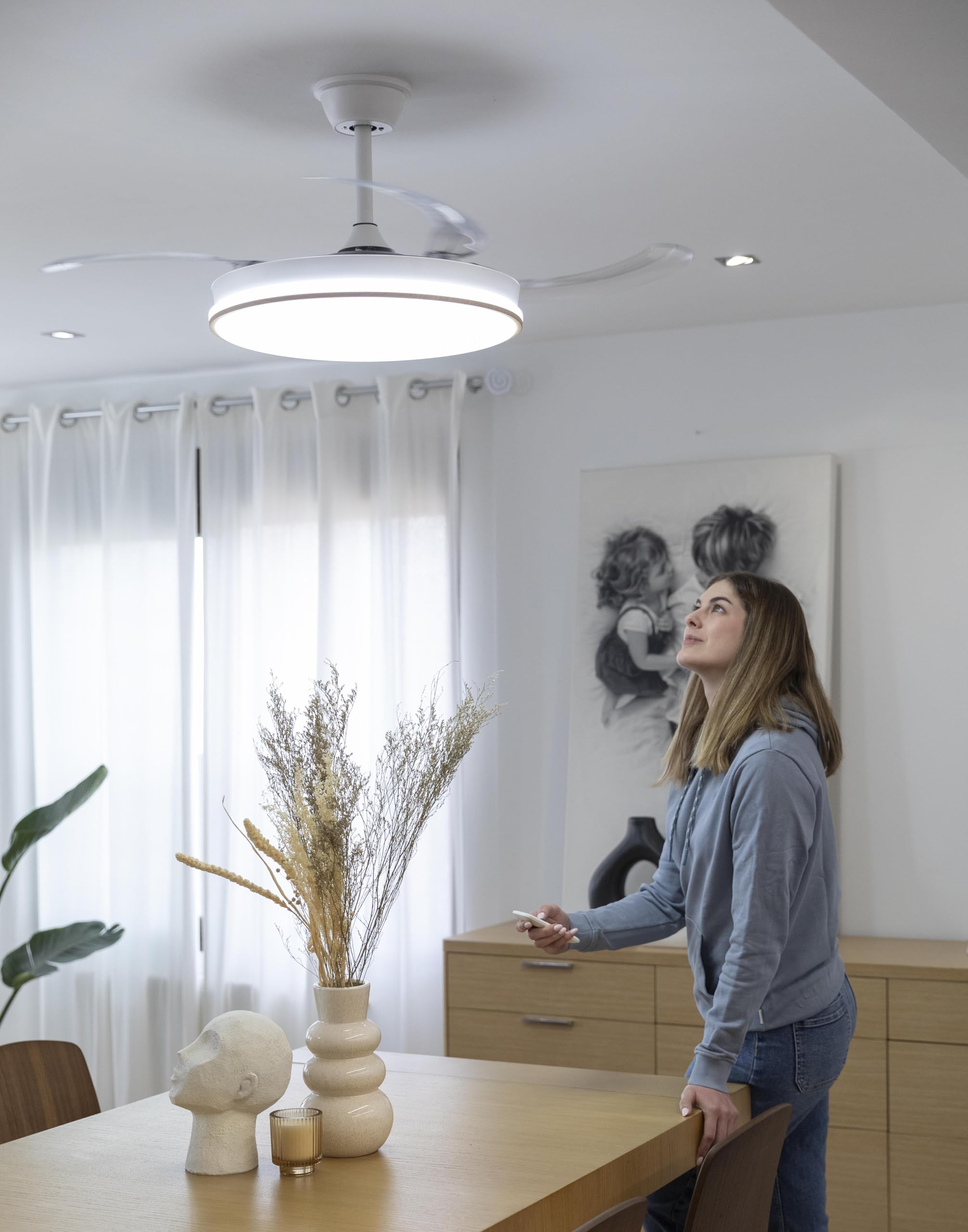 DUPI Ventilador de techo retráctil COSMOS MADERA con LED regulable 3 tonos, Motor DC silencioso, 6 velocidades, aspas ocultas, modo verano/invierno, temporizador y mando a distancia