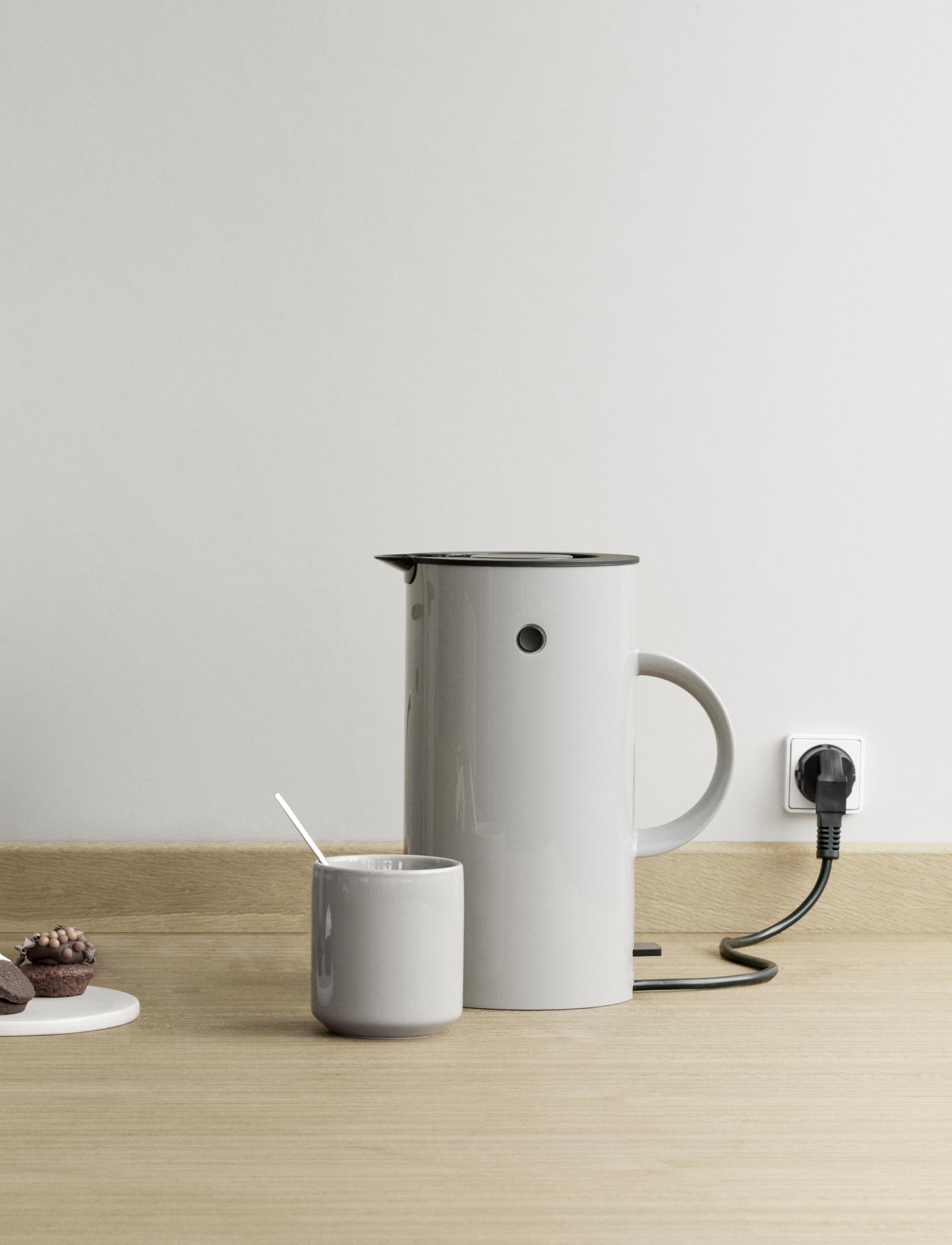 Stelton Wasserkocher EM77 - Elektrischer Kocher, Wasserkessel, Teekanne - Schnell kochend, niedriger Energieverbrauch, entnehmbarer Kalkfilter, Sicherheitsschalter - 1,5 Liter, Grau, EU-Stecker