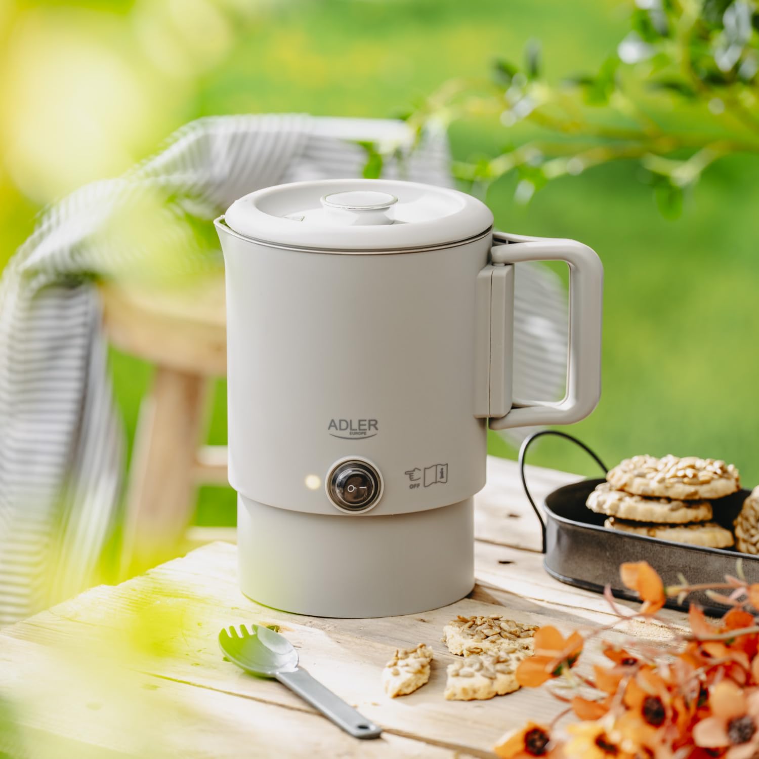 Adler Kompakter Reisewasserkocher 0,8 l 650 W | Klappbarer Griff Doppelte Edelstahlgehäuse 360° drehbarer Sockel Automatische Abschaltung Grau Typ E/F