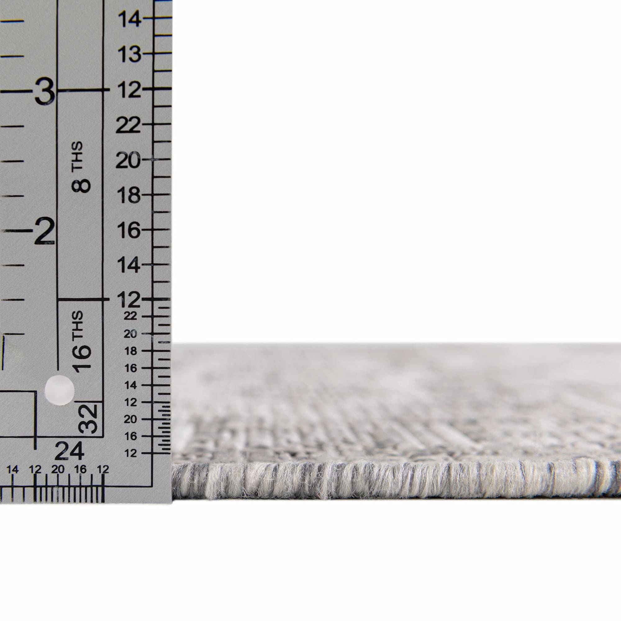 Rugs.com Outdoor Aztec Collection Rug – 5 Ft Round Light Gray Flatweave Rug Perfect for Kitchens, Dining Rooms