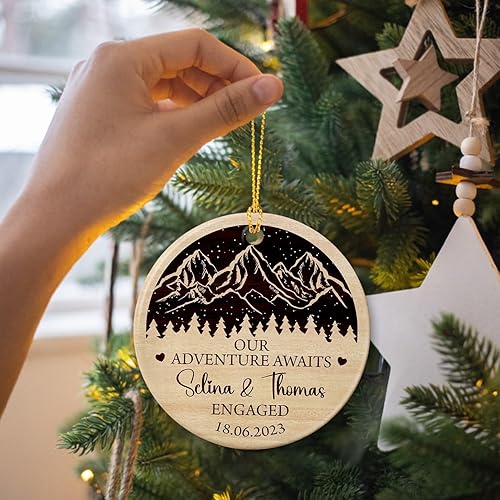 Miniatura 3 de Adorno de cerámica con texto en inglés "Our Adventure Awaits Engaged", adorno personalizado para la primera Navidad 2023, recuerdo de pareja de