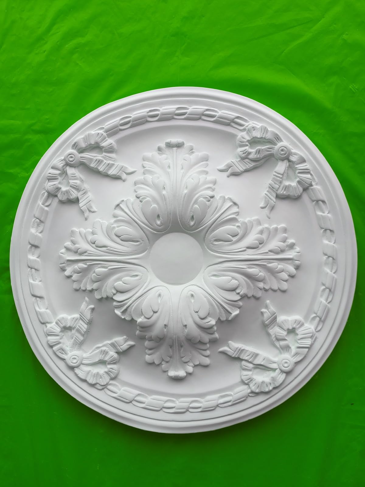 Decorazione per soffitto in gesso con rose, acanto e fiocco, 400 mm.