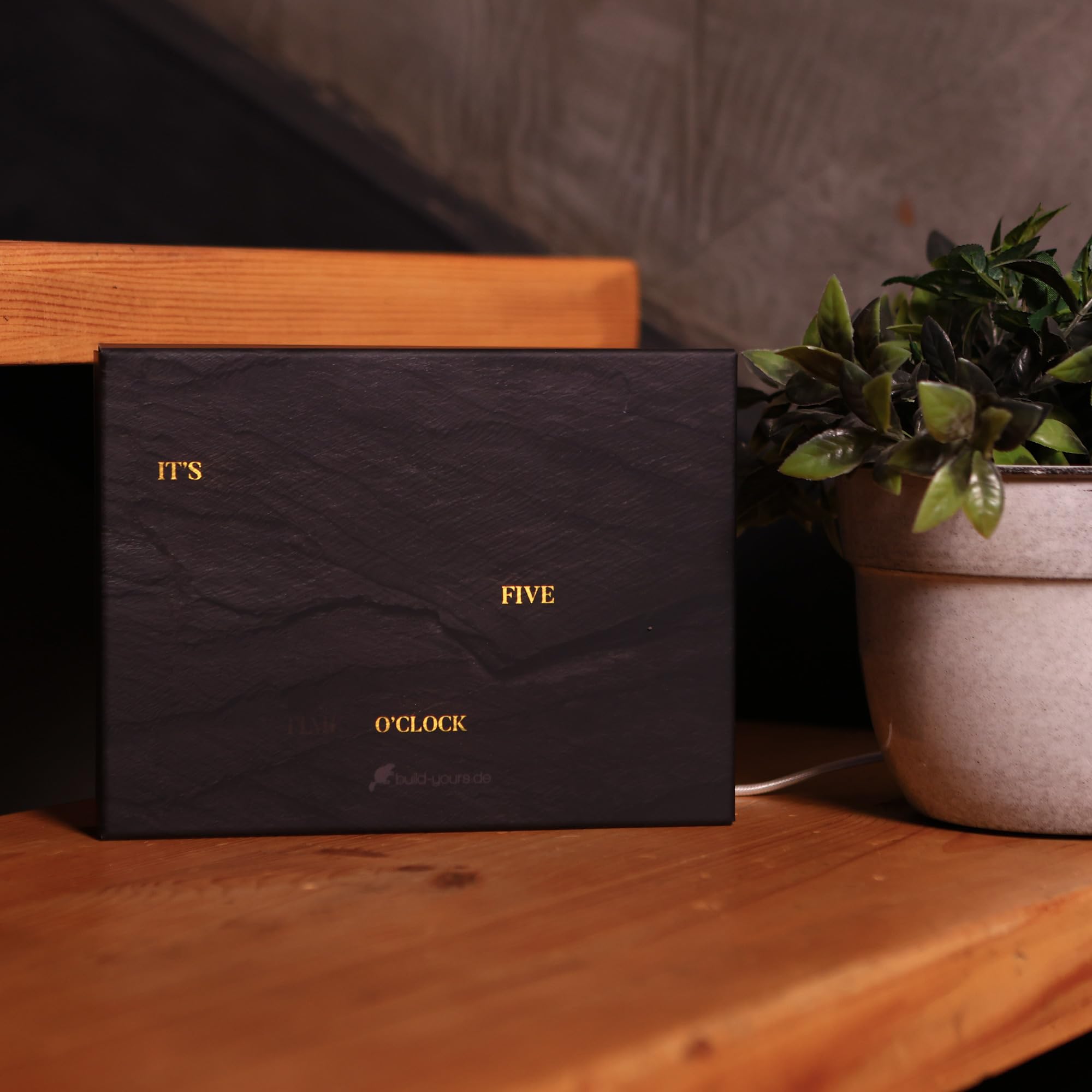 Elegant BoxClock Schiefer-Optik – Digitale Uhr für den Tisch mit LED-Anzeige und verstellbarem Ständer – Moderne Schreibtischuhr für Zuhause, Büro und stilvolle Einrichtung