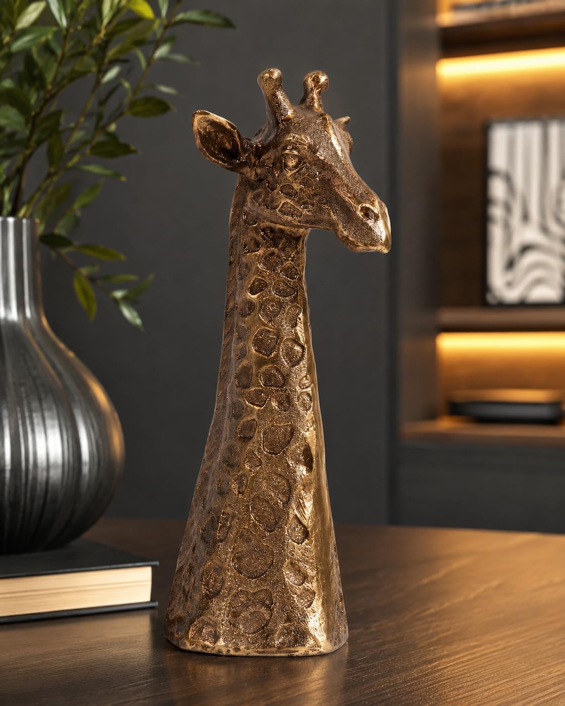 Gold Giraffe Ornament, Premium Aluminium Decorative Animal Figurine with Textured Gold Finish, Modern Home Décor Statue for Shelves, Mantels, Coffee Tables & Office Display, 32.5 x 16.3 x 15.3cm N243