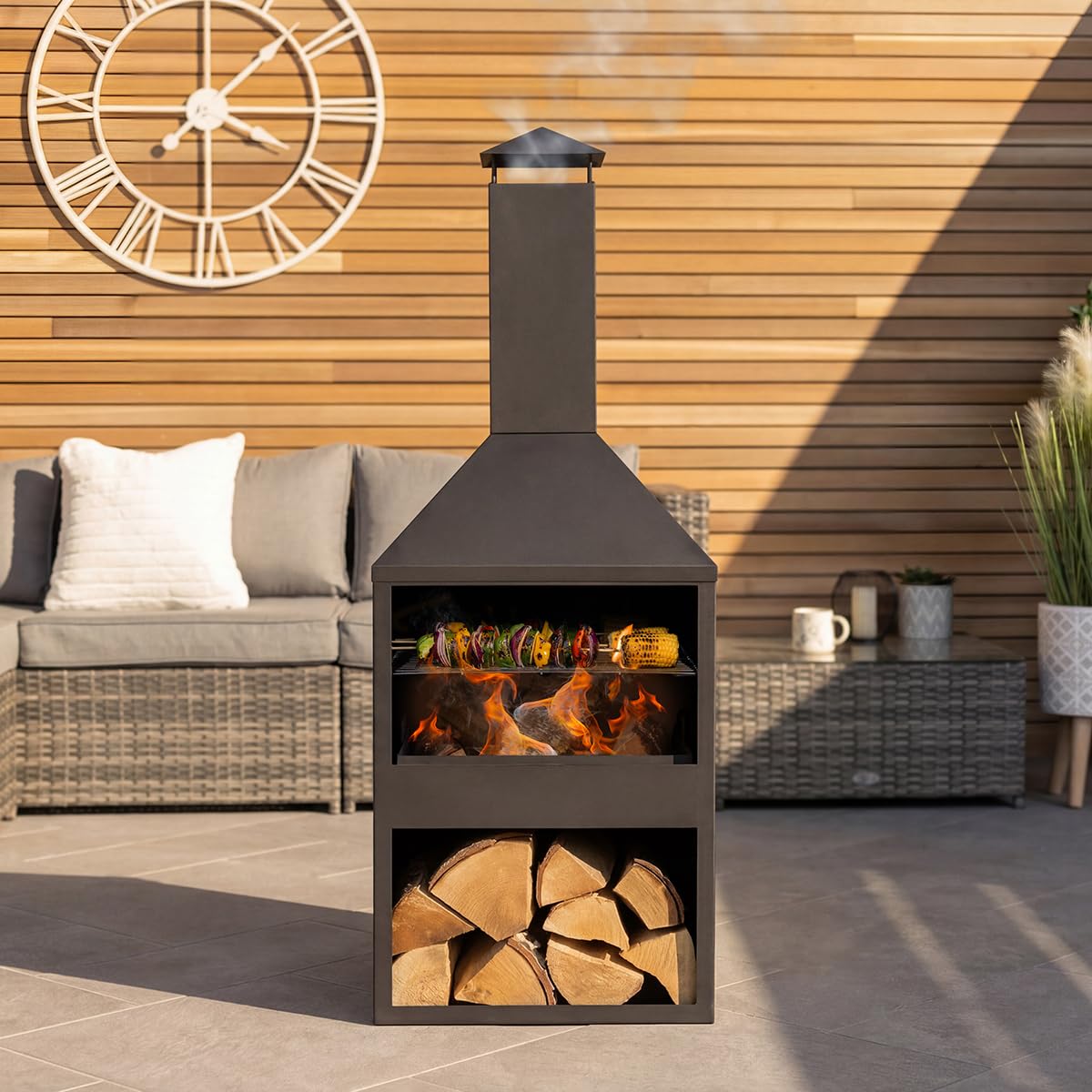 CHARLES BENTLEY Barbecue et cheminée 118cm en Acier Noir, résistant à la Rouille, Design Moderne, brûleur Bois/Charbon, Rangement bûches, avec tisonnier (118x44x44cm)