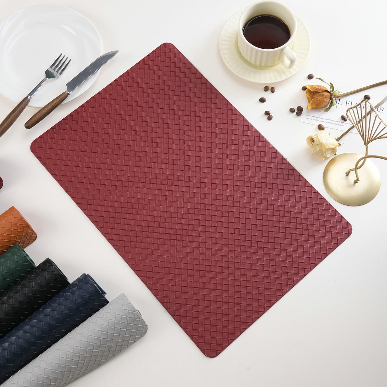AMDXD Lot de 8 sets de table décoratifs en cuir synthétique - Motif grille - Lavables - Vintage - Carré pour table à manger - Anti-salissure - Rouge - 30 x 45 cm