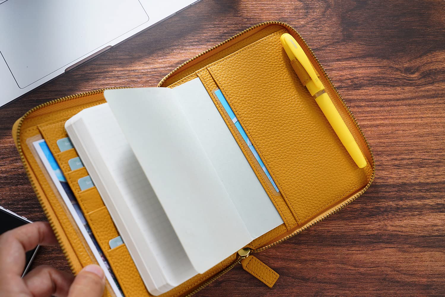 Moterm Reißverschluss-Lederhülle für A6-Notizbücher - passt für Hobonichi, Stalogy und Midori MD Planer(Kiesel-Senf)