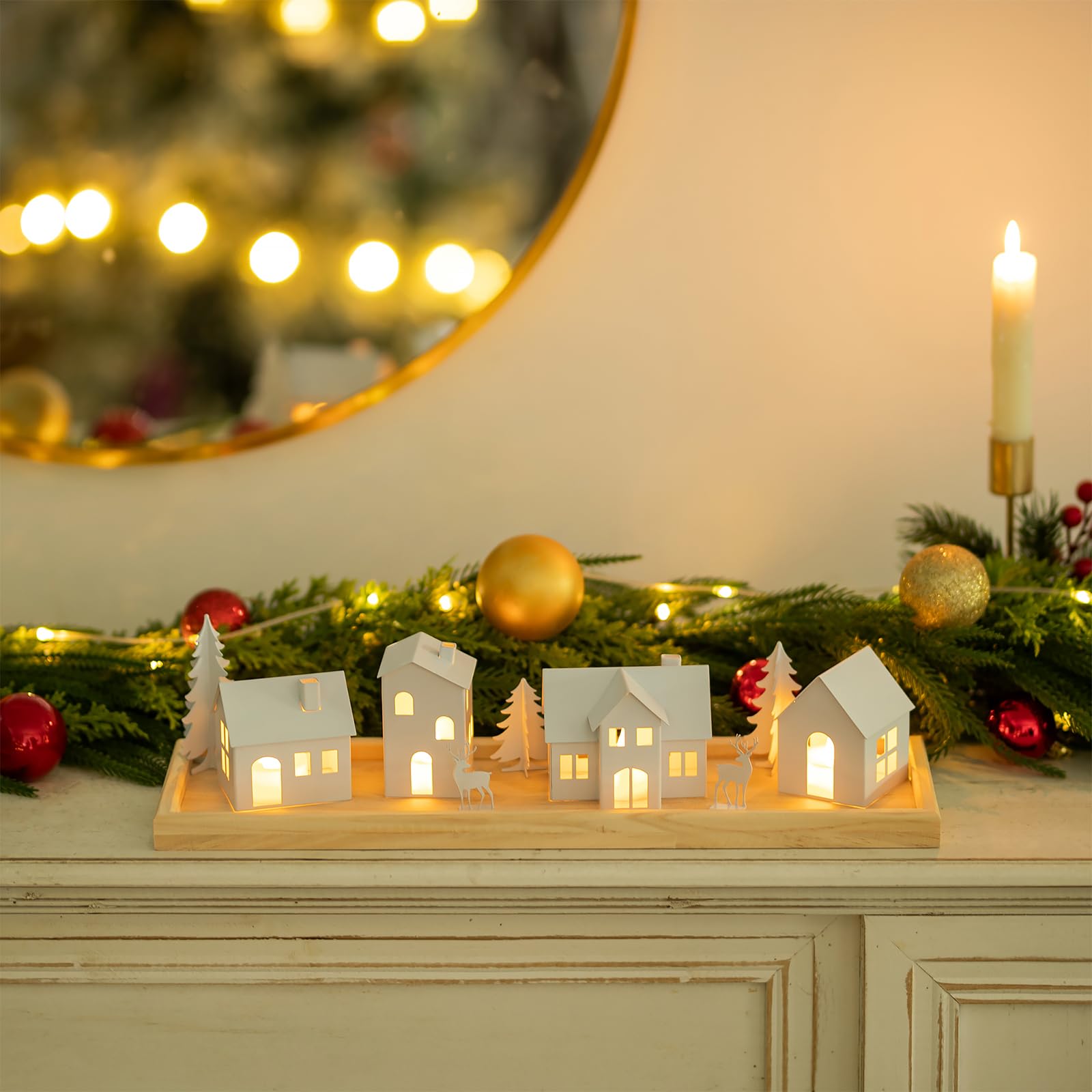 Sziqiqi Christmas Village Decorazione Natalizia: 4 Portacandele a Casa in Metallo con 4 Candele LED - Set Scenario Invernale con Vassoio in Legno per Decorazione Casa Regalo