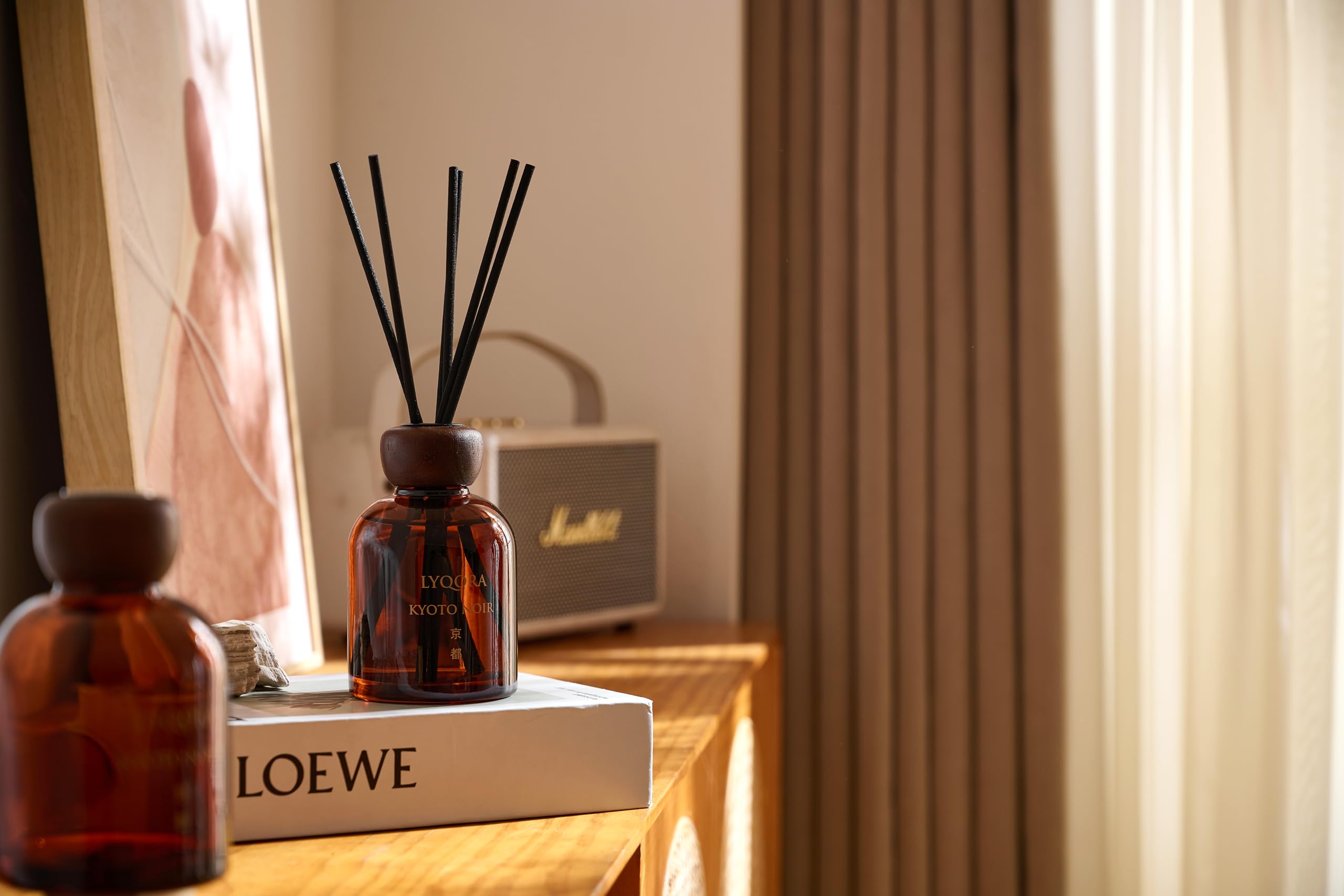 Kyoto Noir Luxus Raumduft – Premium Duftstäbchen 200 ml | Luxus Raumduft im edlen Amberglas mit Holzdeckel. Elegante Noten von Moschus & Amber für ein luxuriöses Premium Ambiente