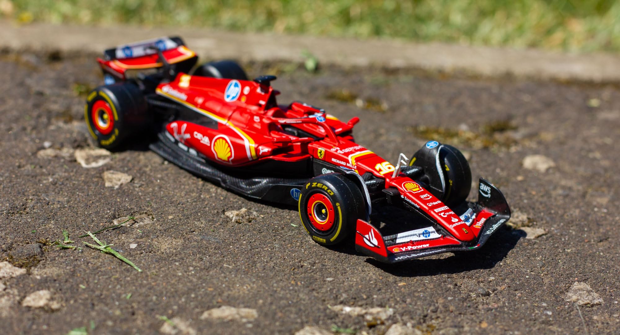 BBURAGO Ferrari SF-24 F1 Imola Livery 2024 Leclerc #16 e Sainz #55, Set 2 Auto Diecast in Scala 1:43, Confezione Quadro Espositivo, Licenza Ufficiale Ferrari, Età Consigliata 14+ Anni