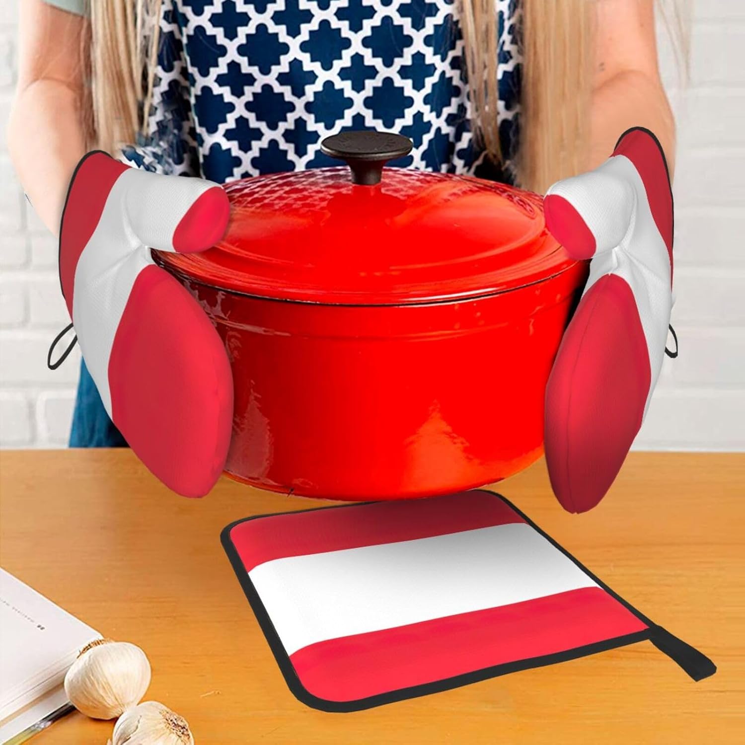 Austrian Flag Print Heat Resistant Microwave Gloves, Used for Baking, Cooking, and Fashion Kitchen Essentials