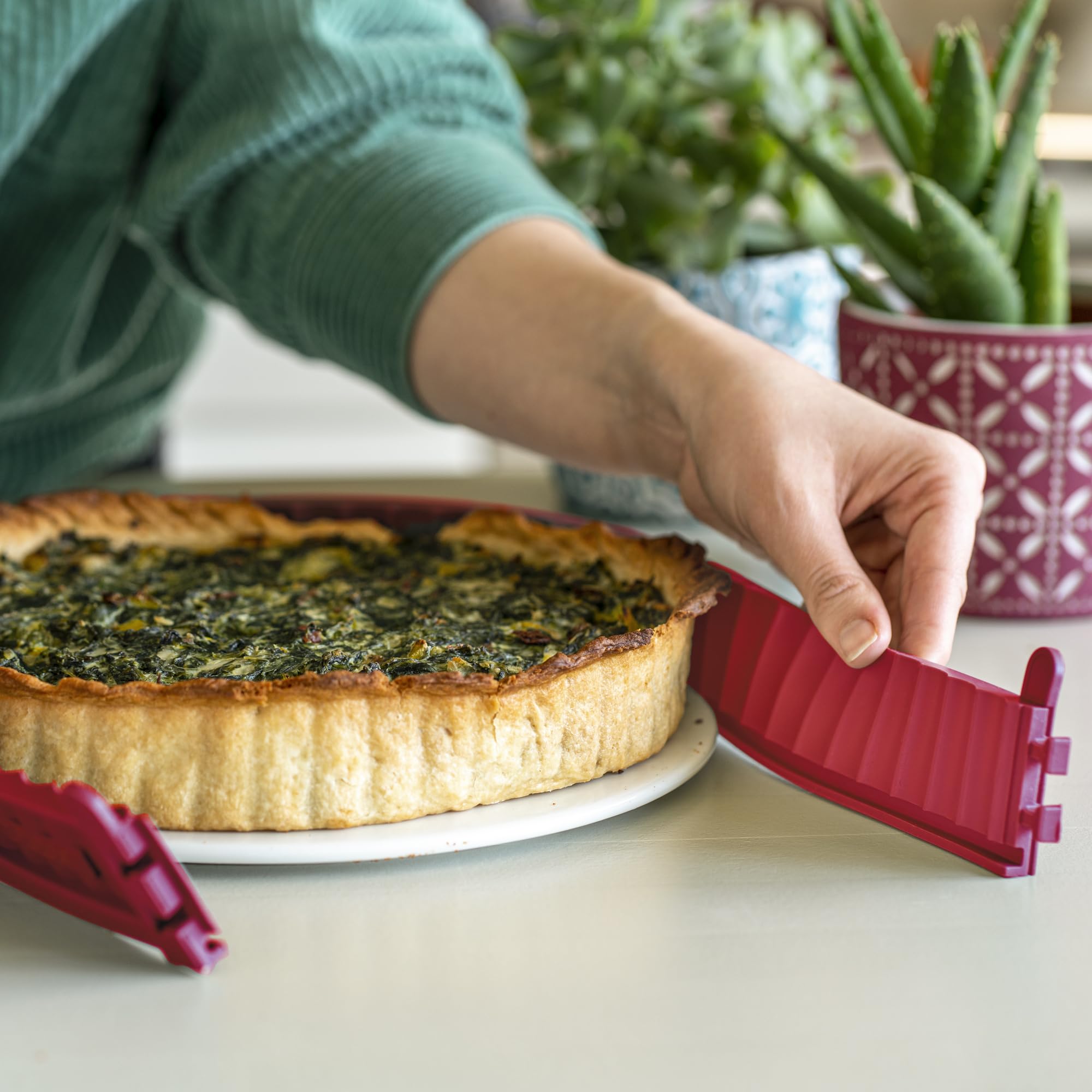coox Moule à quiche avec fond en porcelaine de 26 cm de diamètre en rouge, cuire et servir et couper directement sur la plaque en porcelaine, pas besoin de le mettre en œuvre