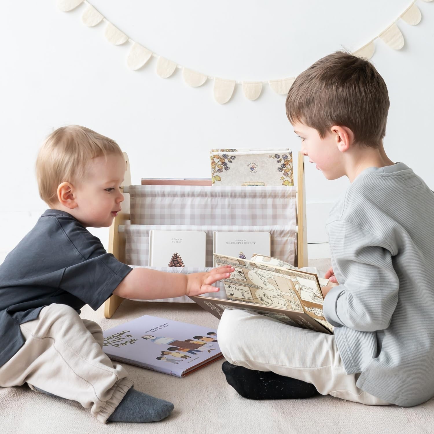 3 Sprouts Bibliothèque Enfant Double Face - Rangement Livre Enfant - Portable Petite Bibliothèque Livre - Étagère Enfant - Bibliothèque Bébé Montessori - Meuble pour Chambre d’Enfant, Vichy Beige