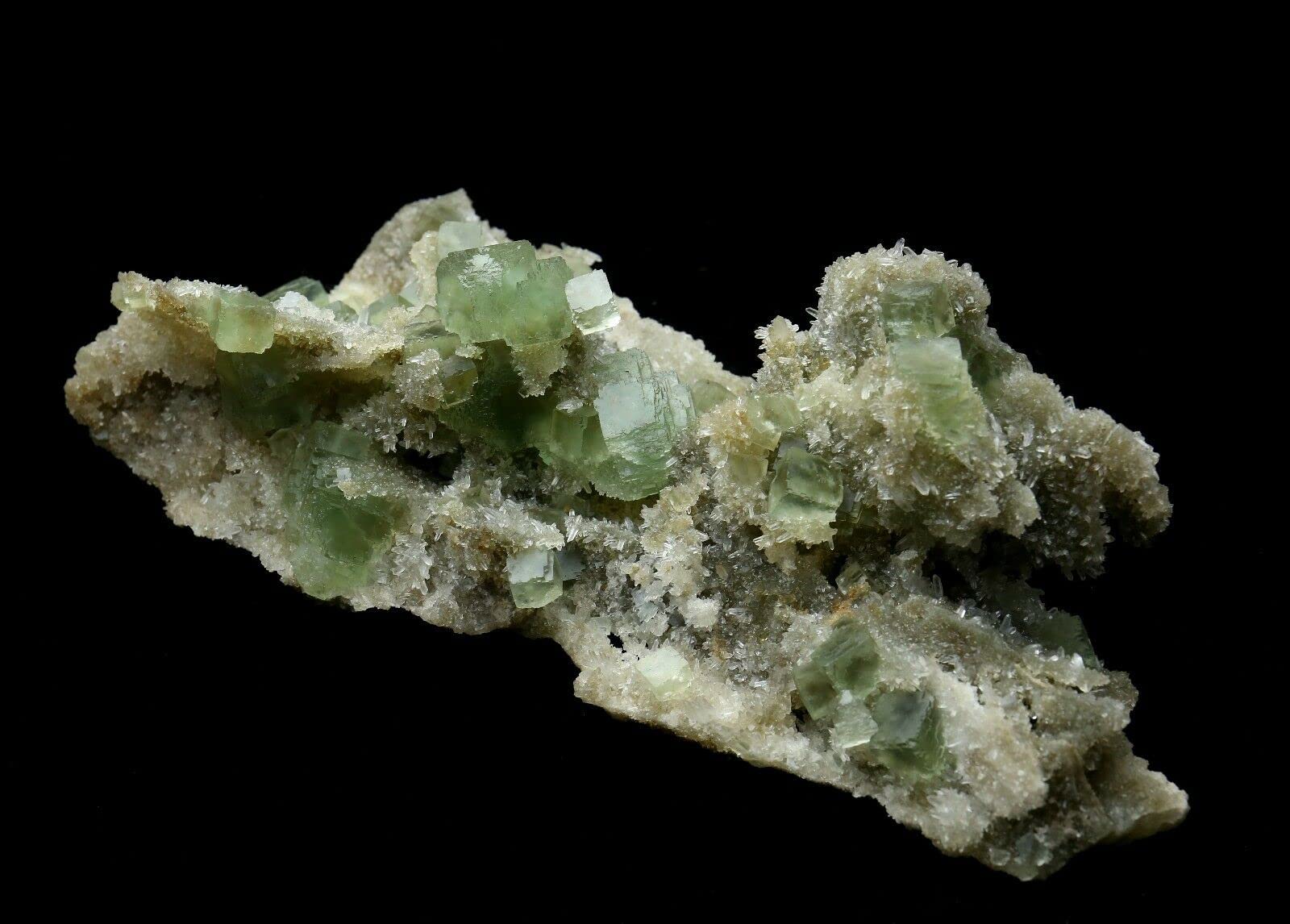 天然水晶の原石 珍しいグリーンキューブ蛍石結晶標本1124gを発見