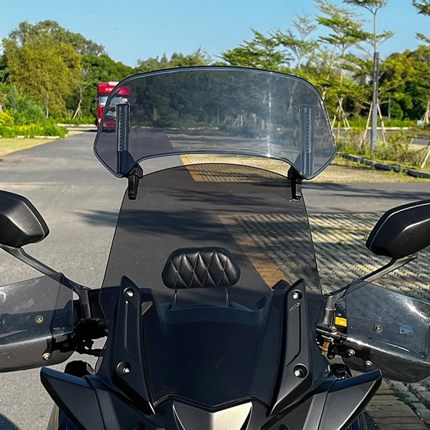 Tissting Parabrezza Moto, 29 x 22 cm Parabrezza Estensione Universale Regolabile ABS Deflettore Aria Moto con Clip, Parabrezza Spoiler Deflettore Aria per MT07 MT09 MT10 R1 R3 FZ6 TMAX530 TMAX 500