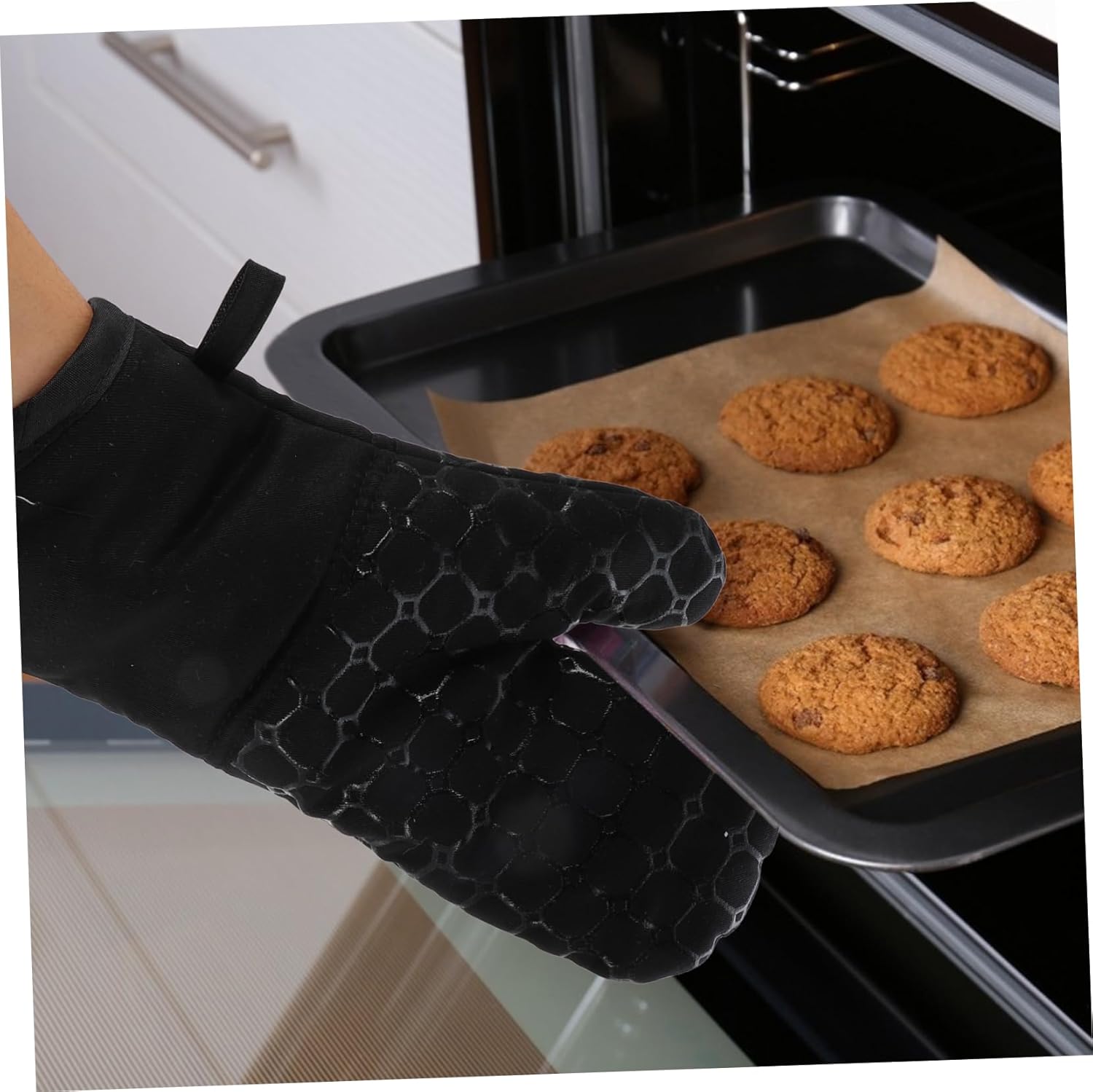 2sets Heat Insulation Mittens Non-Slip Kitchen Towels Hot Pads for Cooking Baking Heat Resistant Protection Black Mitts Pot Holders Towels