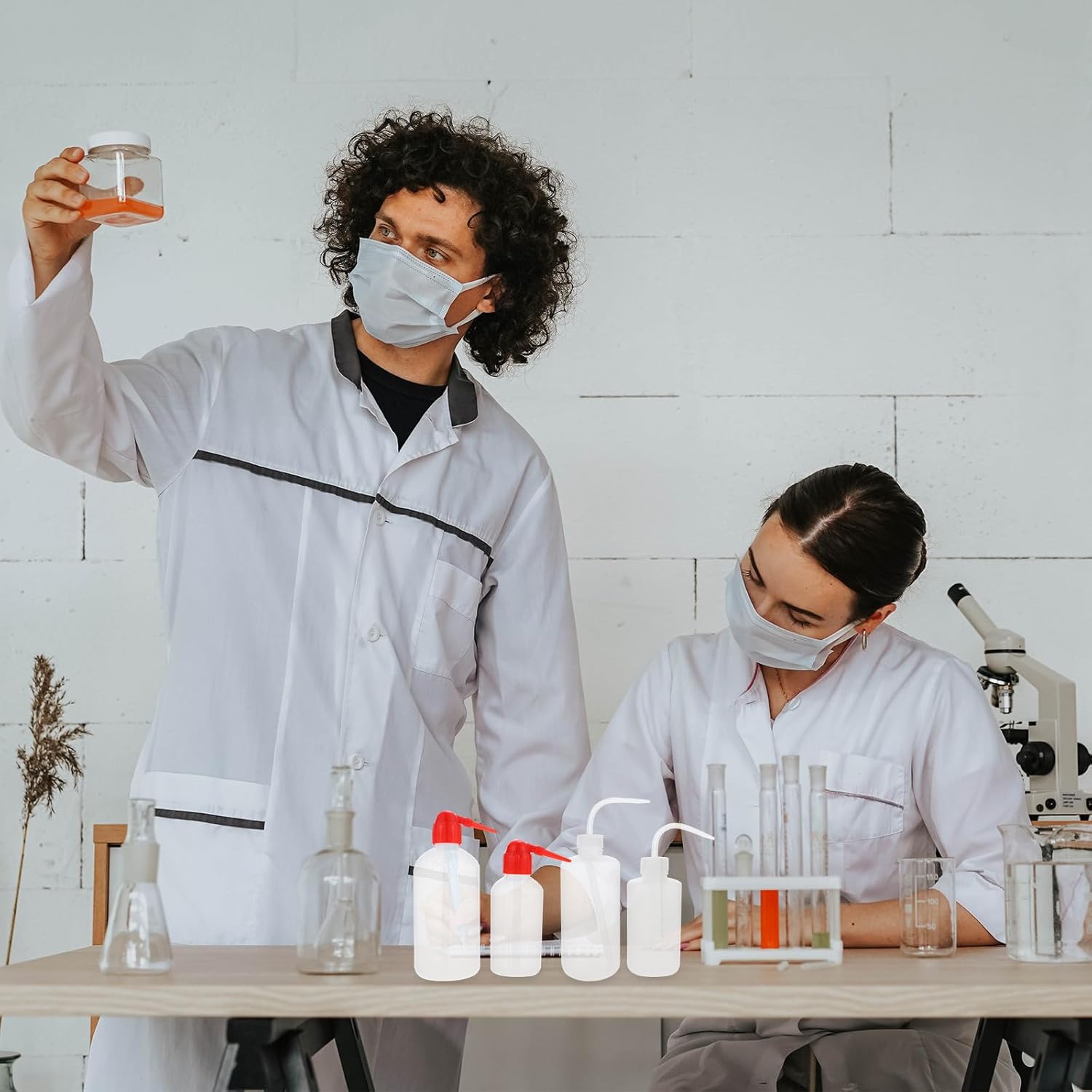 4pcs Plastic Squeeze Wash Bottles with Bent Nozzle and Graduated Scale for Laboratory Chemical Rinsing, Safety Plastic Wash Bottles for Precise Liquid Dispensing