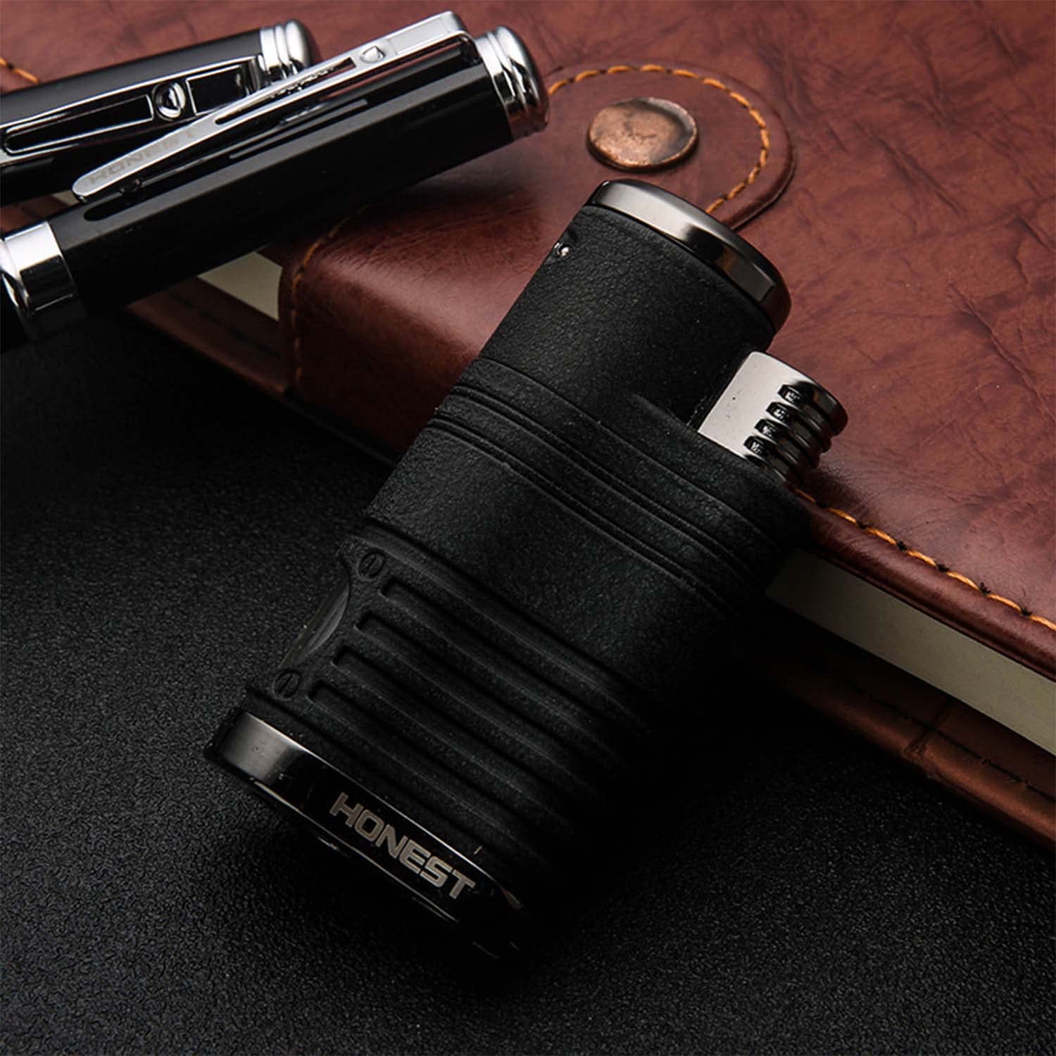 Torche Métal Briquet Flamme Puissante à 4 Jets Mini Portable Briquet de Poche avec Fenêtre Visible pour Cuisine Grill Barbecue Bougie Camping (sans Gaz Butane)