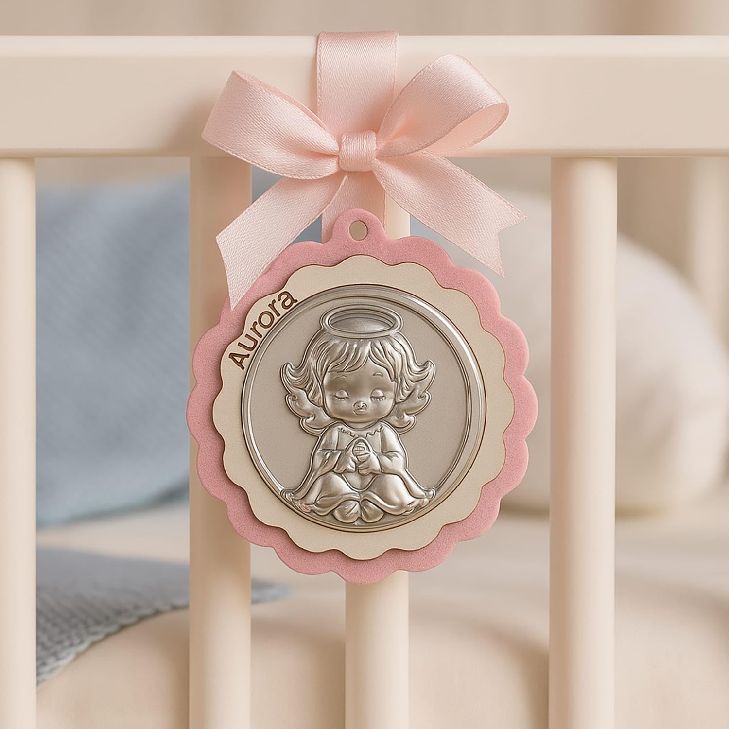 Medaglione Capoculla Angelo in Argento perfetto come idea regalo nascita o regalo battesimo da appendere alla culla, al passeggino o in cameretta del neonato con nome Personalizzato (Rosa)