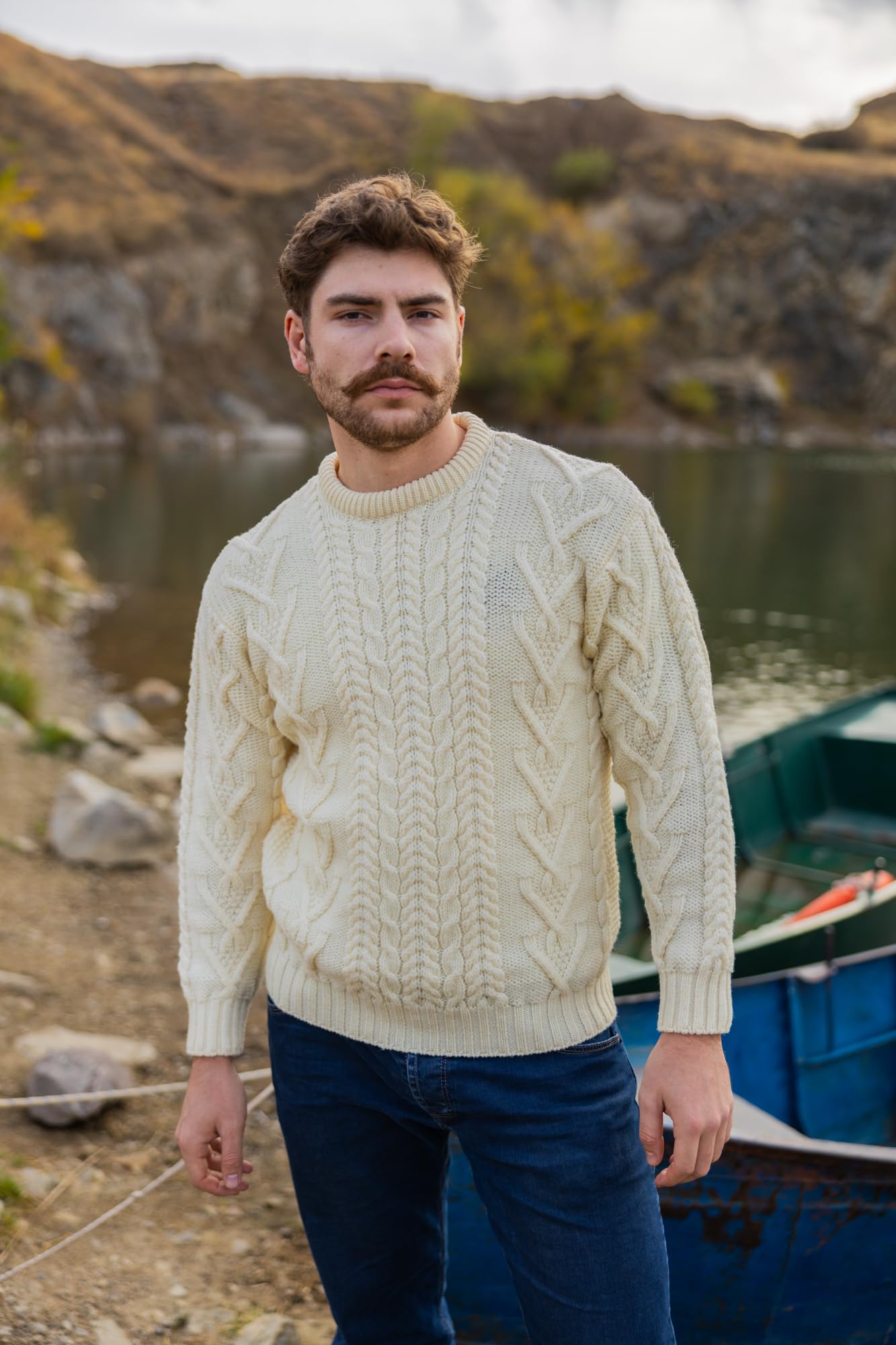 SAOL Traditioneller Herren Aran Pullover mit Rundhalsausschnitt aus 100% Merinowolle Strickjacke, in Natur/Holzkohle/Armeegrün