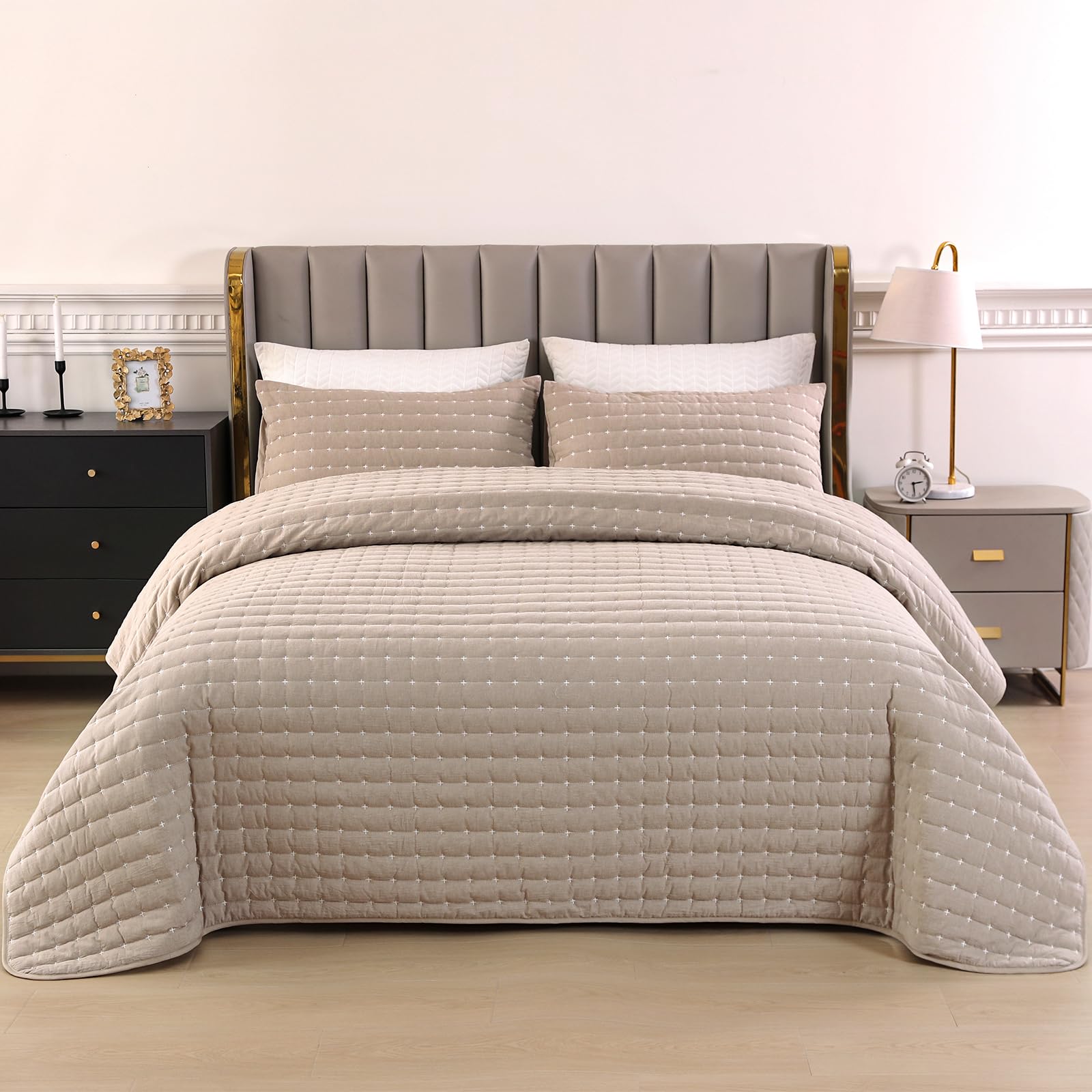 Qucover Colchas Acolchadas Cama 150 Súper Suaves y Cómodas de Algodón Lavado con Patrón Moderno de Punto de Cruz, 3 Piezas Cubrecama de Verano con Fundas de Almohada (Caquí, Cama 150)