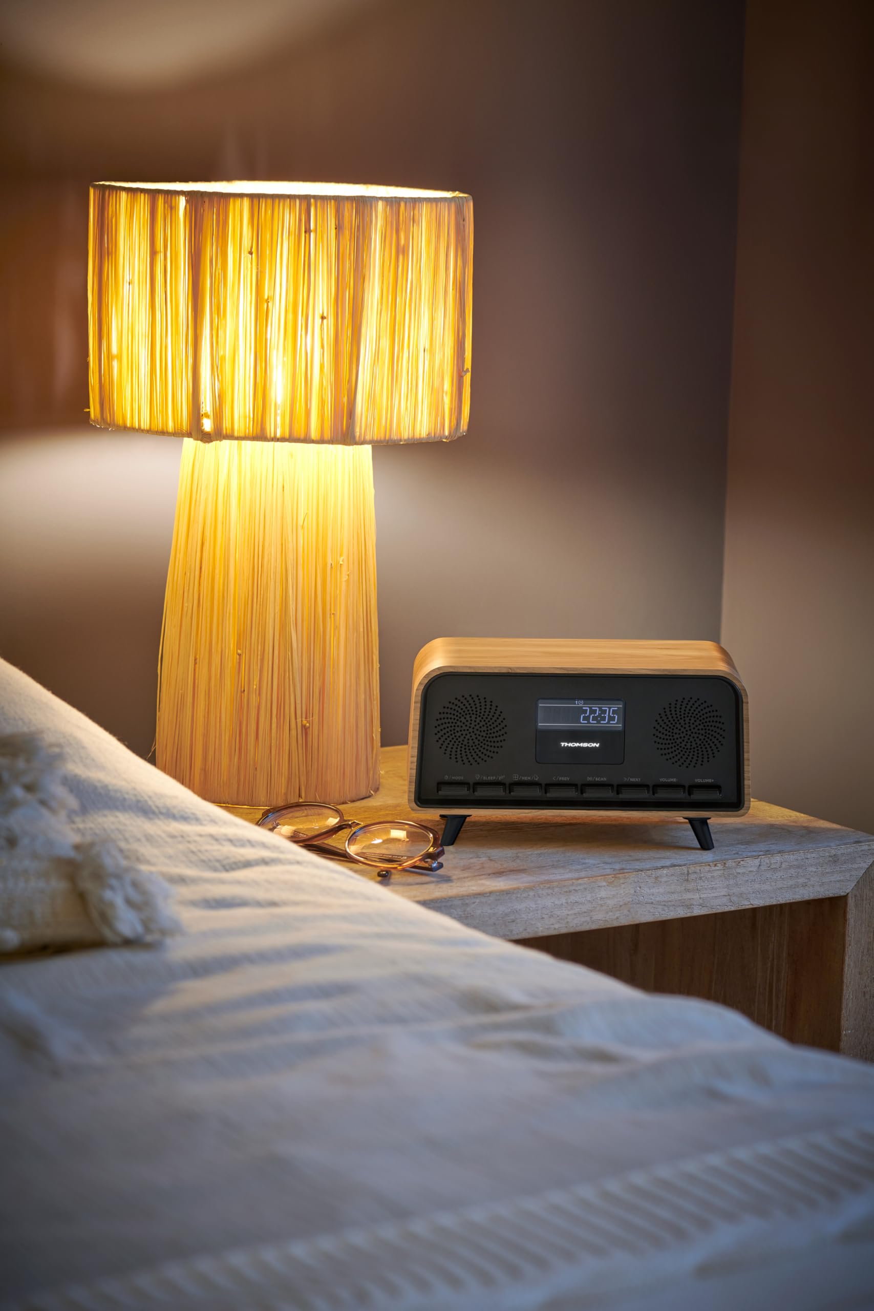 Radiosveglia Bluetooth - THOMSON - Vintage Cosy - 30 W, radio FM, doppia sveglia, schermo LCD, caricabatterie USB-C, alimentatore. 230V