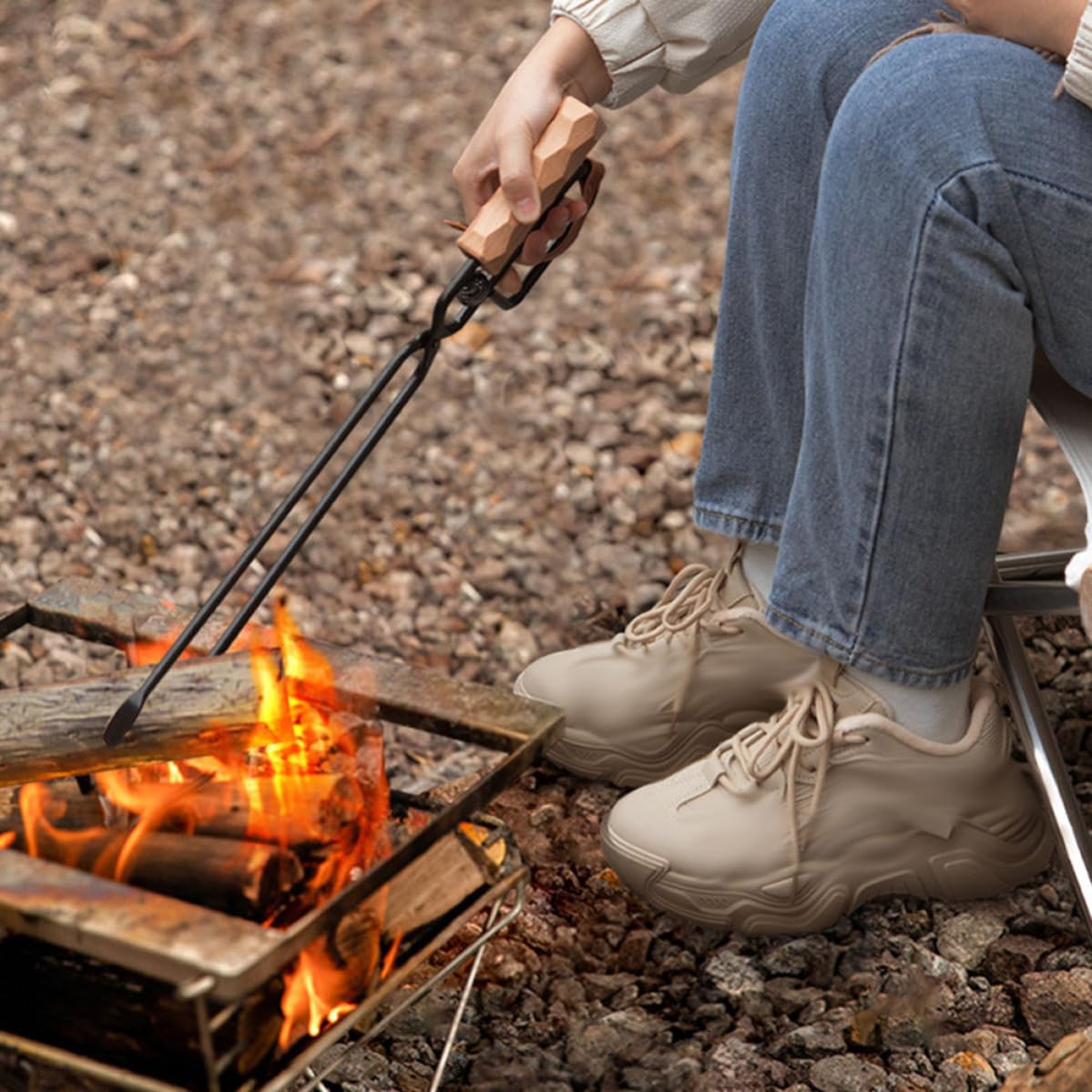 Pinzas para Carbón de Barbacoa 1 Pieza de Hierro y Madera | Negro, Uso en Camping y Chimenea, Diseño Fuerte y Multipropósito, Mango de Pu