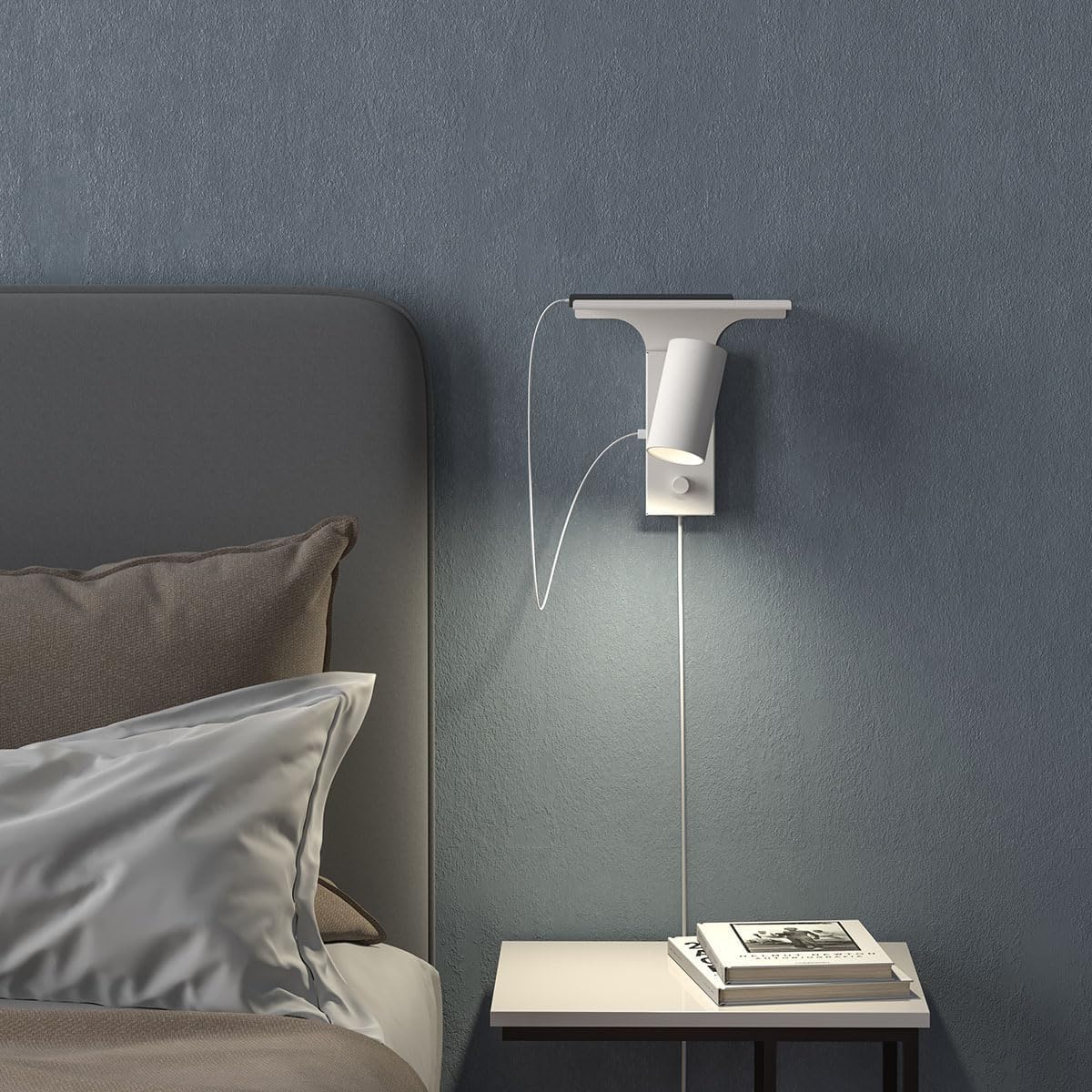 Lampa ścienna LED z włącznikiem i wtyczką, wewnętrzna metalowa lampa ścienna obracana o 270° z portem USB do ładowania i półką, regulowana lampa ścienna do czytania do salonu, sypialni, biura,White