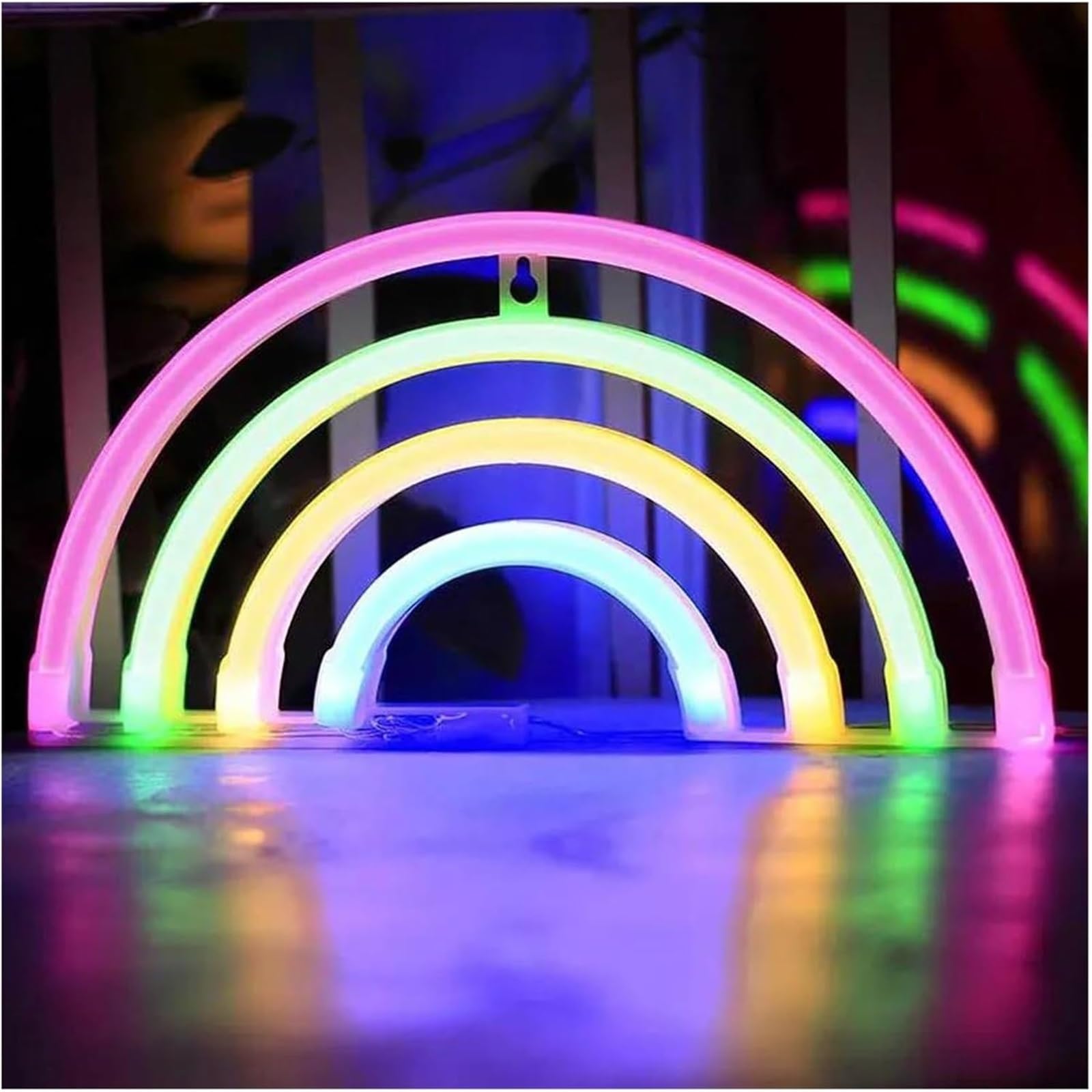 Enseigne au néon arc-en-ciel pour raviver un salon sombre et triste sans travaux