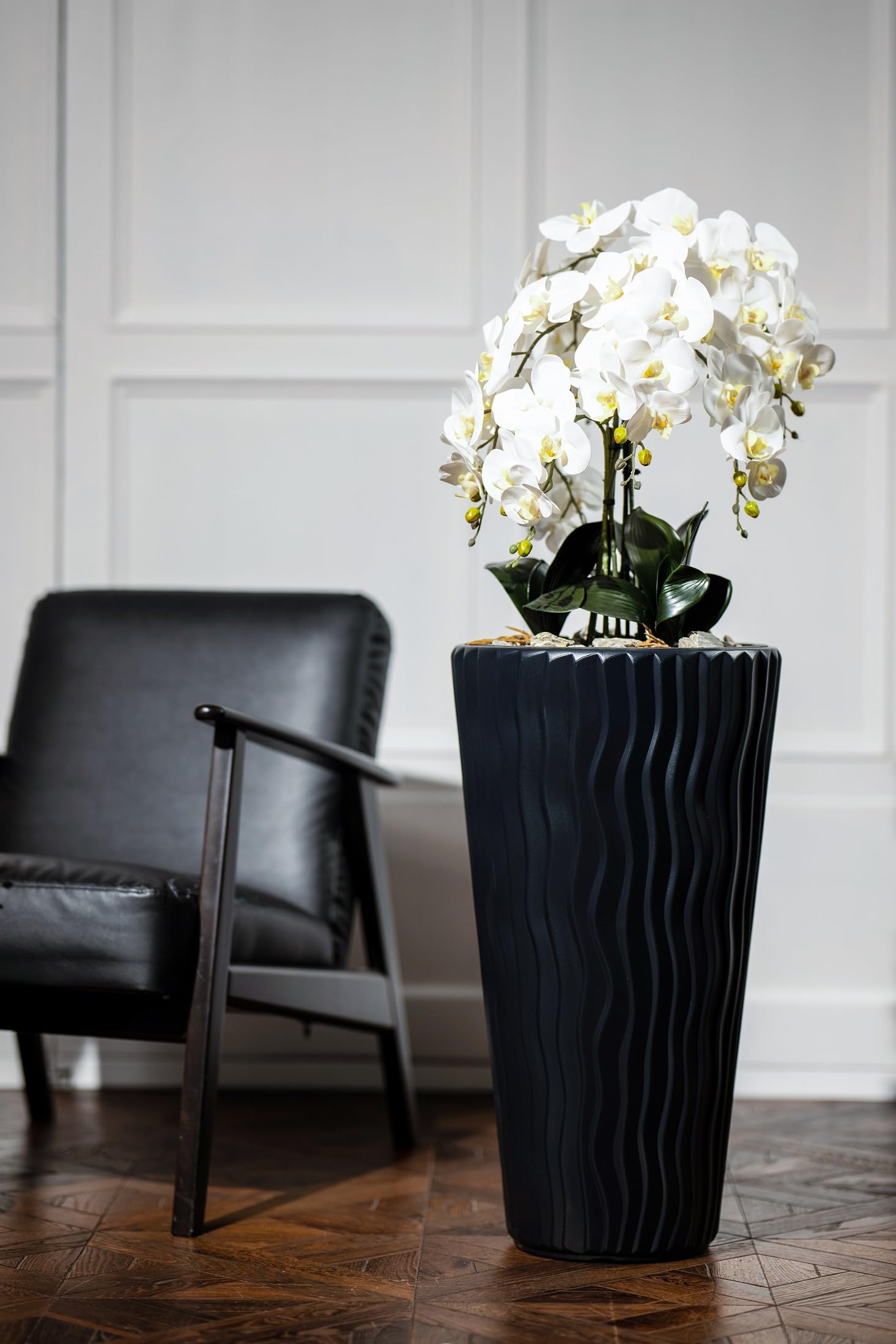 Orchideengesteck kunstlich im Topf schwarz matt, 6 Rispen, weiße lebensgetreue Blüten wie Echt, 130x40cm, skandinavisch | XXL Arrangement Dekoblumen Kunstpflanze - Hochzeitsdekoration Empfangsbereich