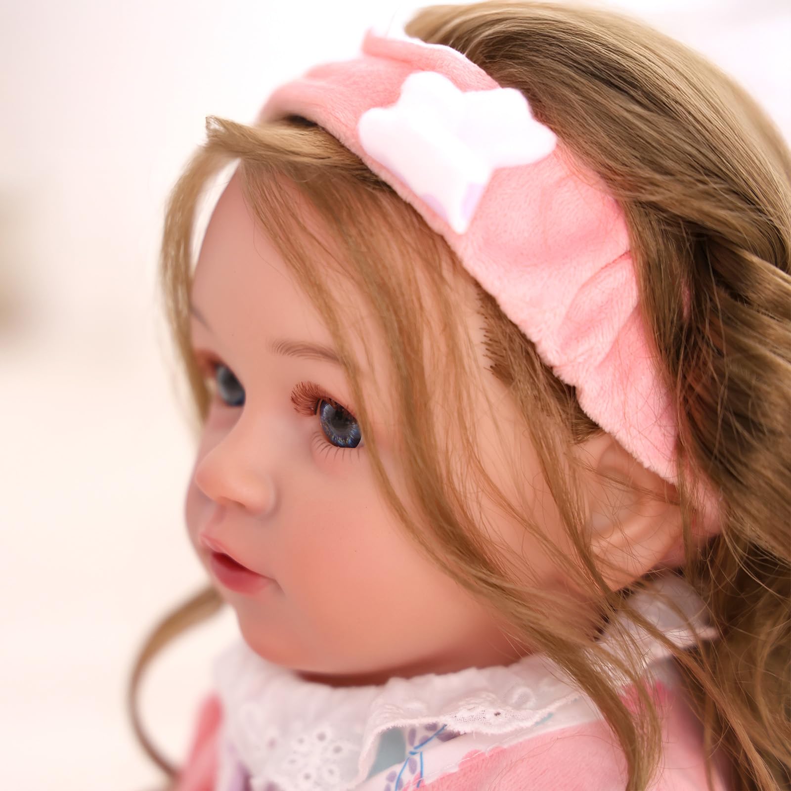 BABESIDE Bambole Reborn Bambina – 20 Pollici Reborn Femmina con Occhi Azzurri & Riccioli Castani, Corpo Morbido in Tessuto, Abito & Accessori per Bambini dai 3 Anni in su