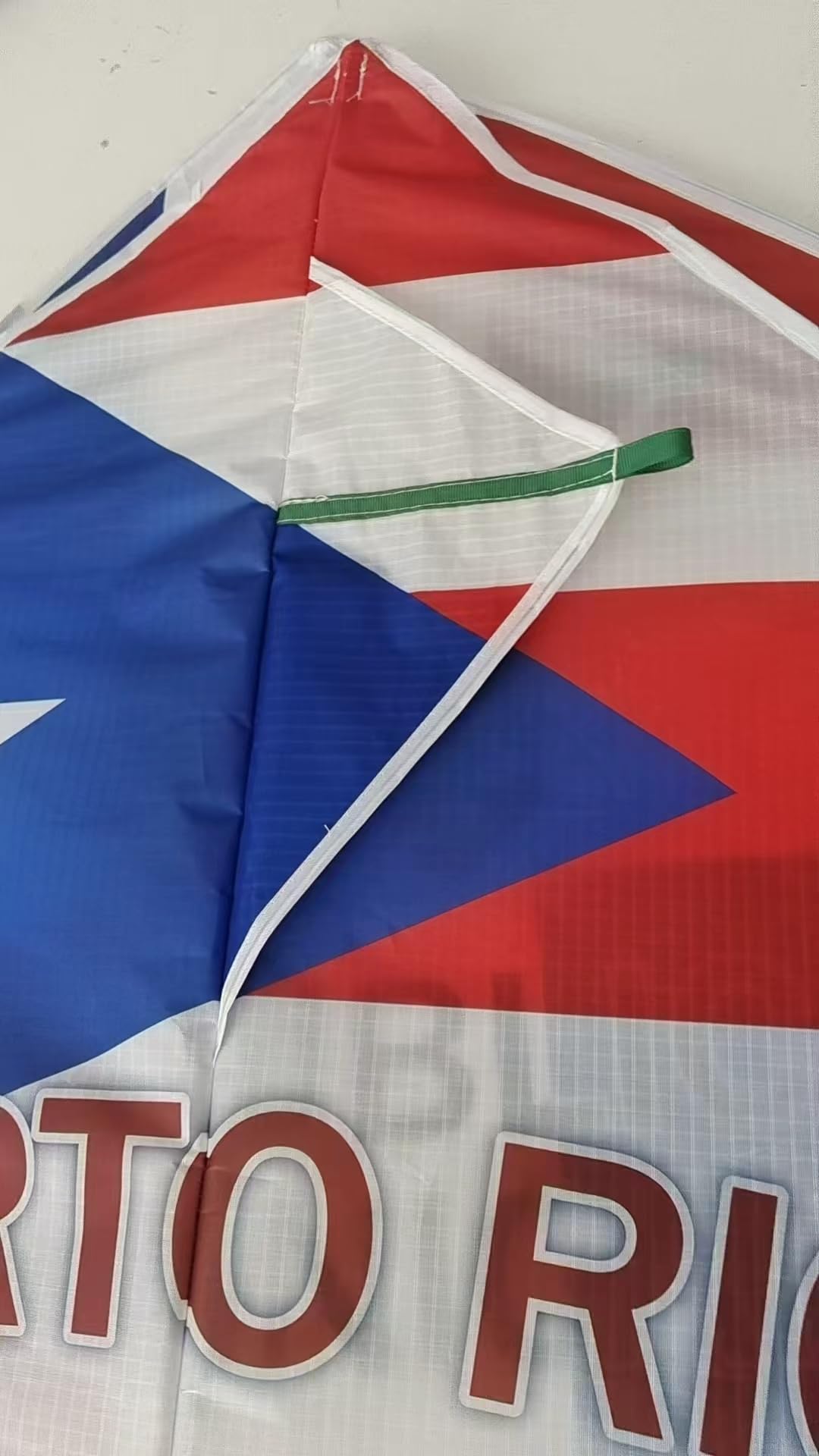 Cerf-volant drapeau de Porto Rico – Boricua rouge blanc bleu Delta cerf-volant avec longue queue | Design drapeau volant extérieur pour adultes | Fierté portoricaine plage et parc Boricua