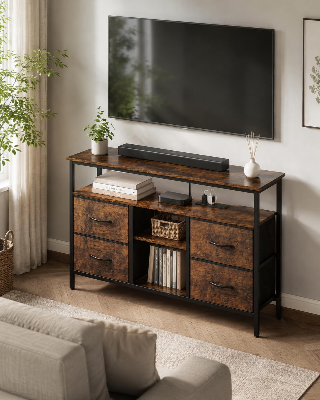 Hitsuki Meuble TV LED Meuble Télé Industriel Noir et Bois 110×30×78cm | PRISES ET RANGEMENT Deux prises et deux ports USB avec câble d’alimentation plus 4 tiroirs en tissu pour un usage quotidien