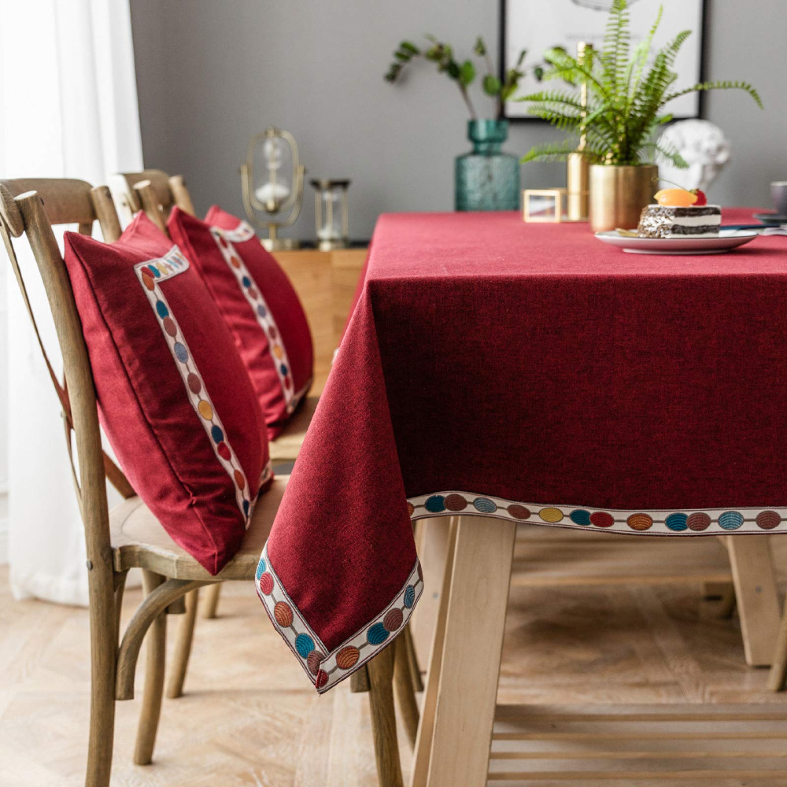Nappe rectangulaire en lin avec broderie élégante rouge pour une table basse raffinée