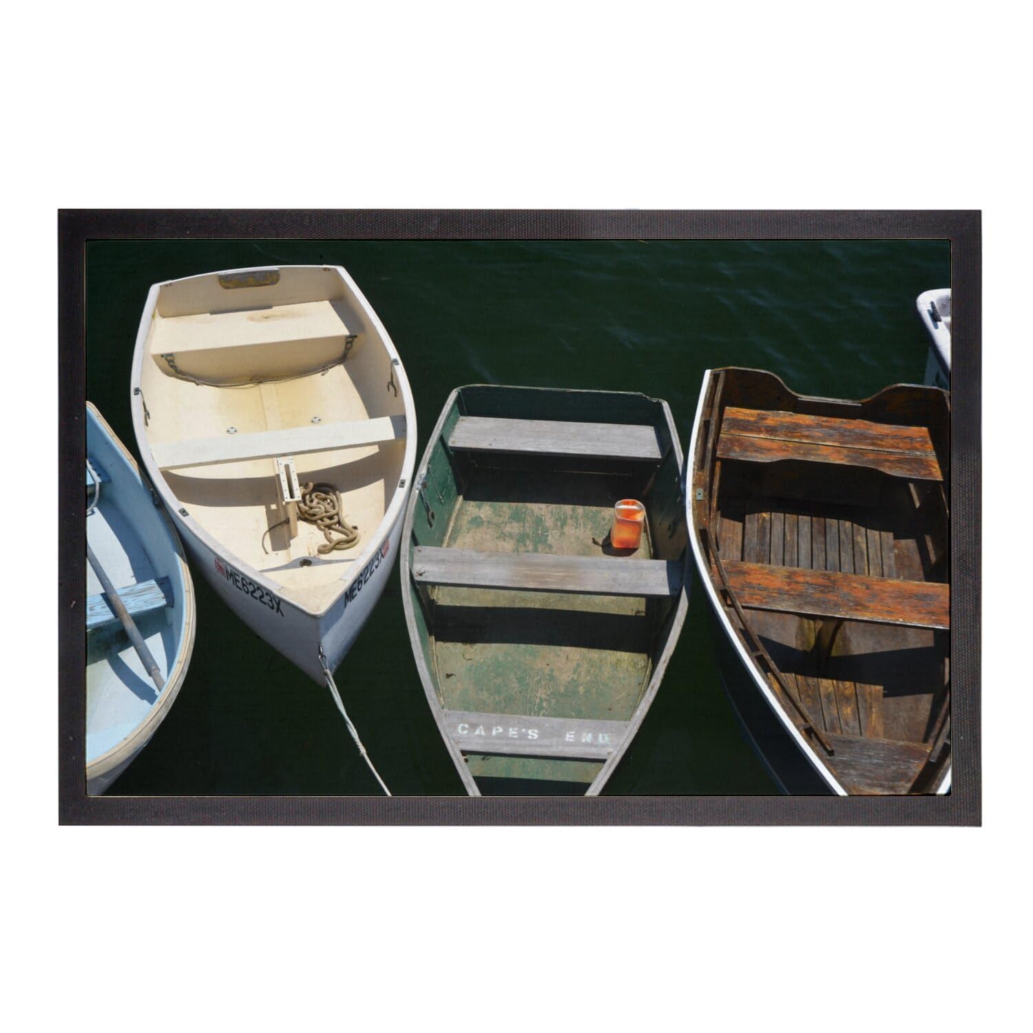 Paillasson petites barques à quai sur un lac pour un accueil poétique et serein